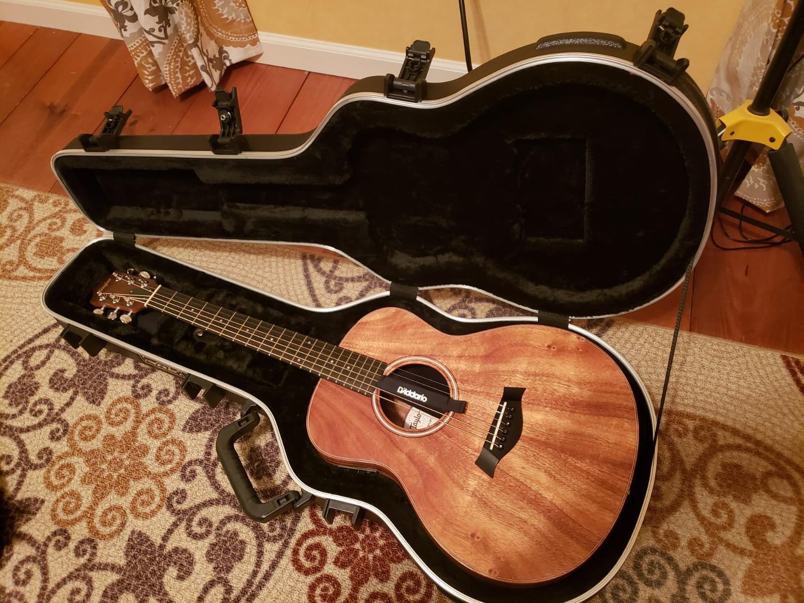 SKB Taylor GS Mini Acoustic Guitar Hard Case, Black - TSA Locks, Indestructible Handle, Plush Interior for Ultimate Protection - Heavy Duty, Durable Construction customer photo 2