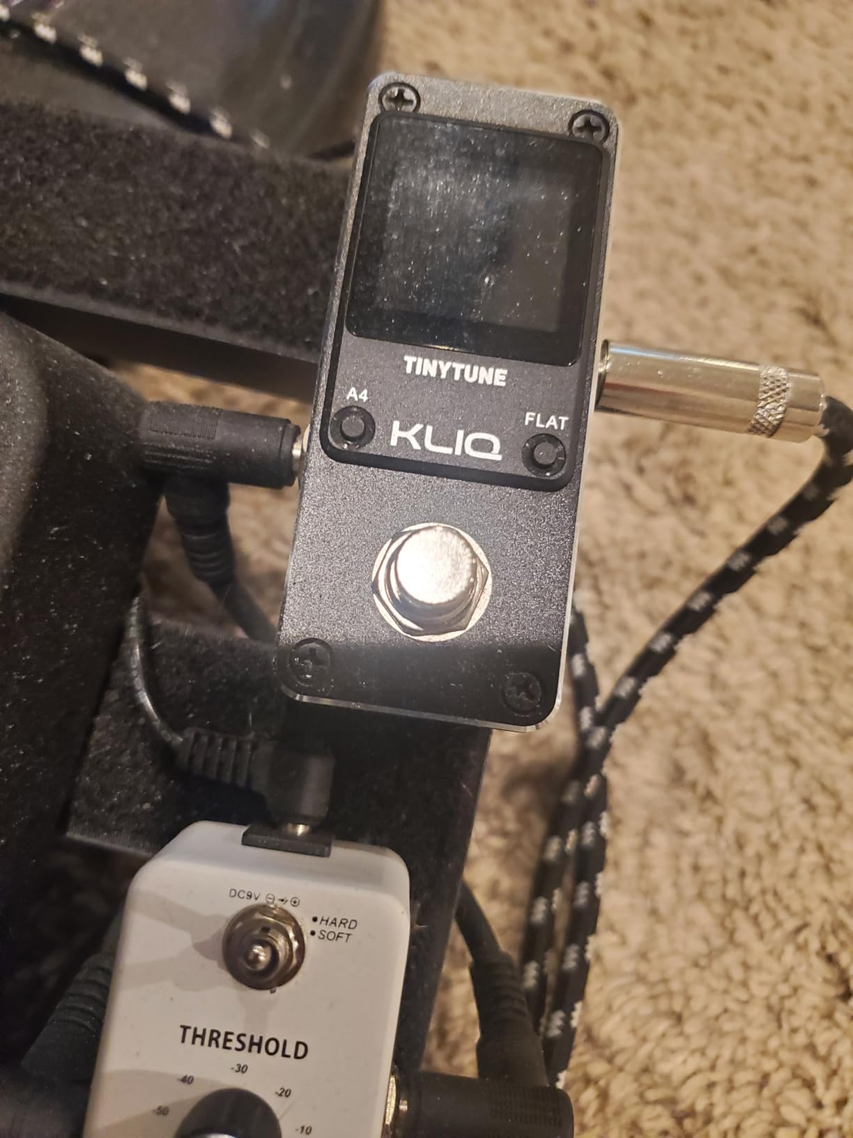 KLIQ TinyTune Pro Stage Tuner Pedal for Guitar & Bass, Mini Chromatic Pedal with True Bypass, Silent Switch, Flat Tuning, LED Display & Pitch Calibration (9V Power Supply Required) customer photo 2