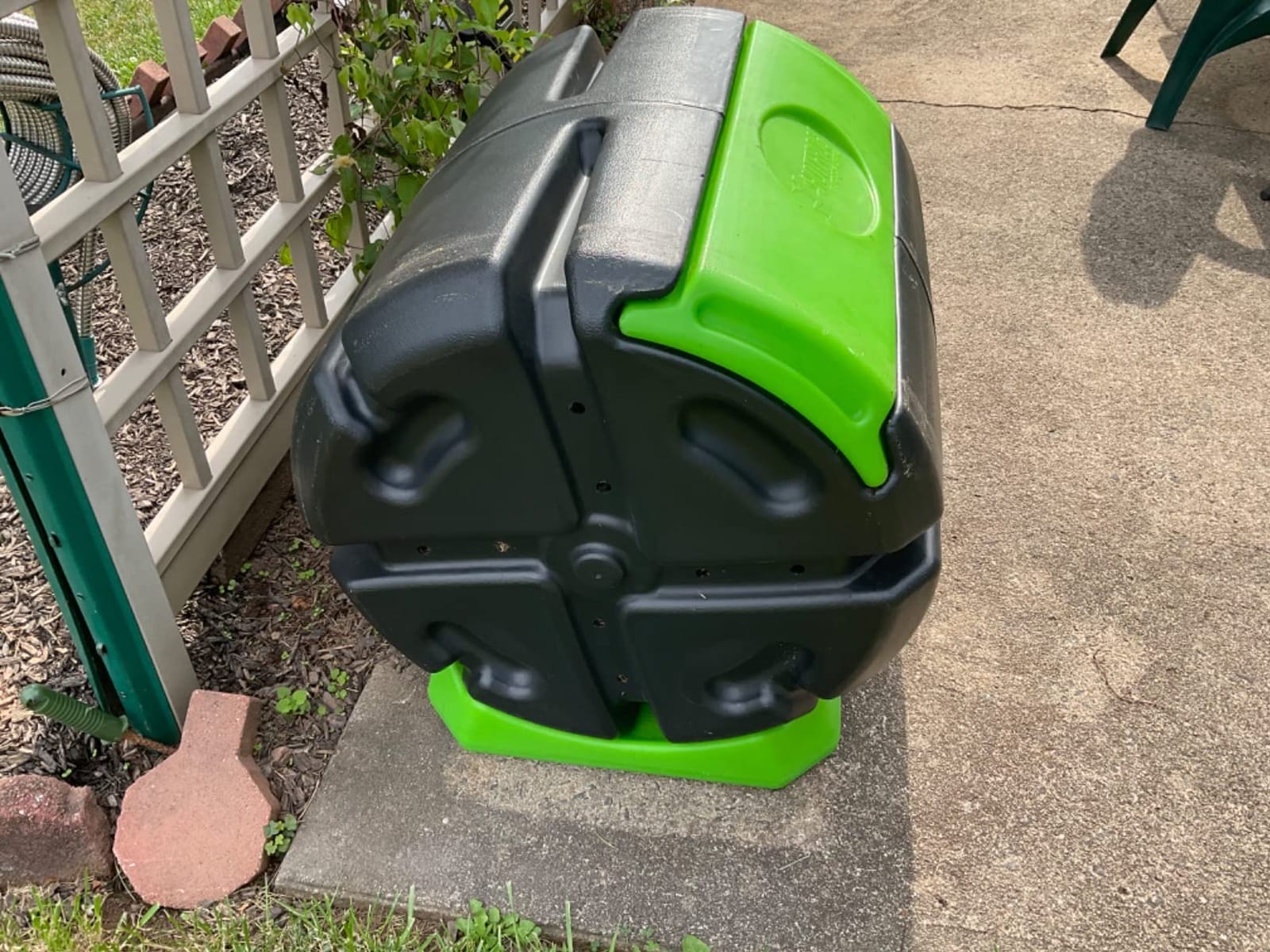 FCMP Outdoor HOTFROG Rolling Single Chamber Batch Tumbling Composter - Outdoor Rotating Garden Compost Bin (HF-RC4000WB) Black & Green (37-Gallon) customer photo 2