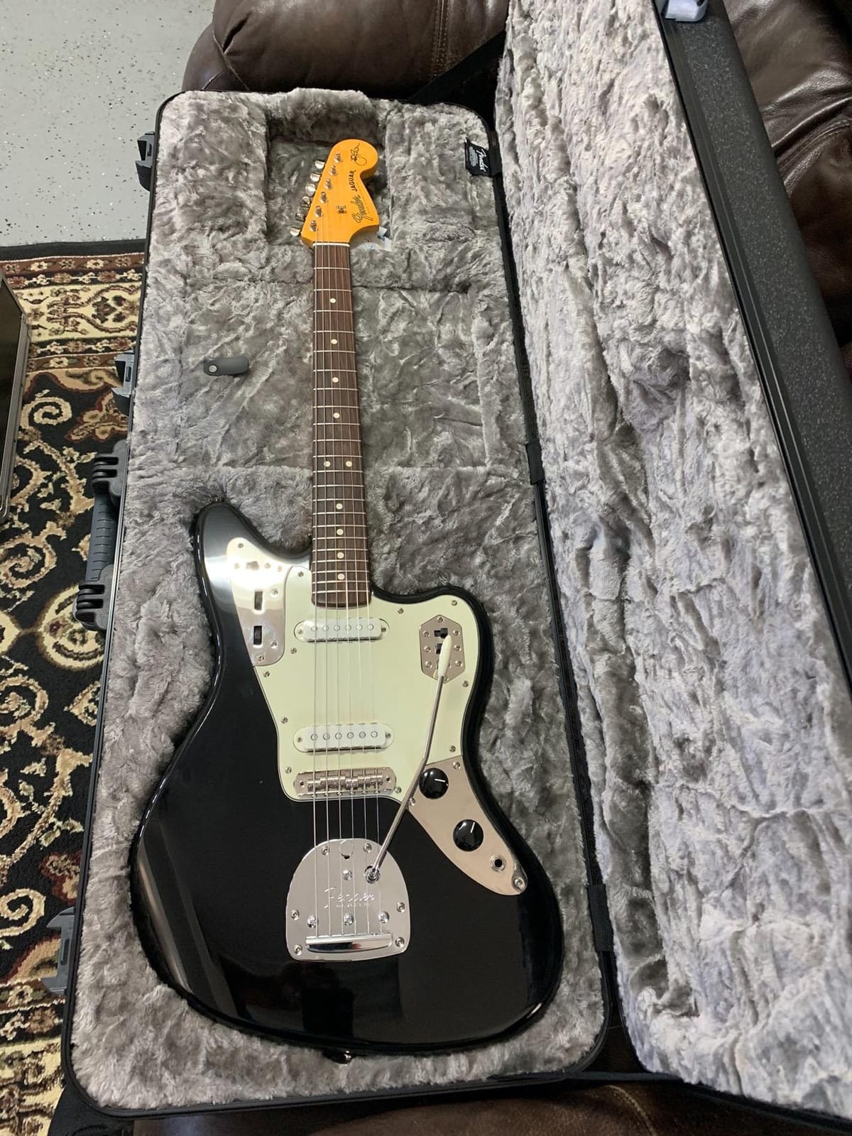 Fender Deluxe Molded Guitar Case for Jazzmaster and Jaguar Electric Guitars, Military-Grade ABS Hard Shell with TSA Lock, Custom Foam Interior, Protective Travel Case, Black customer photo 1