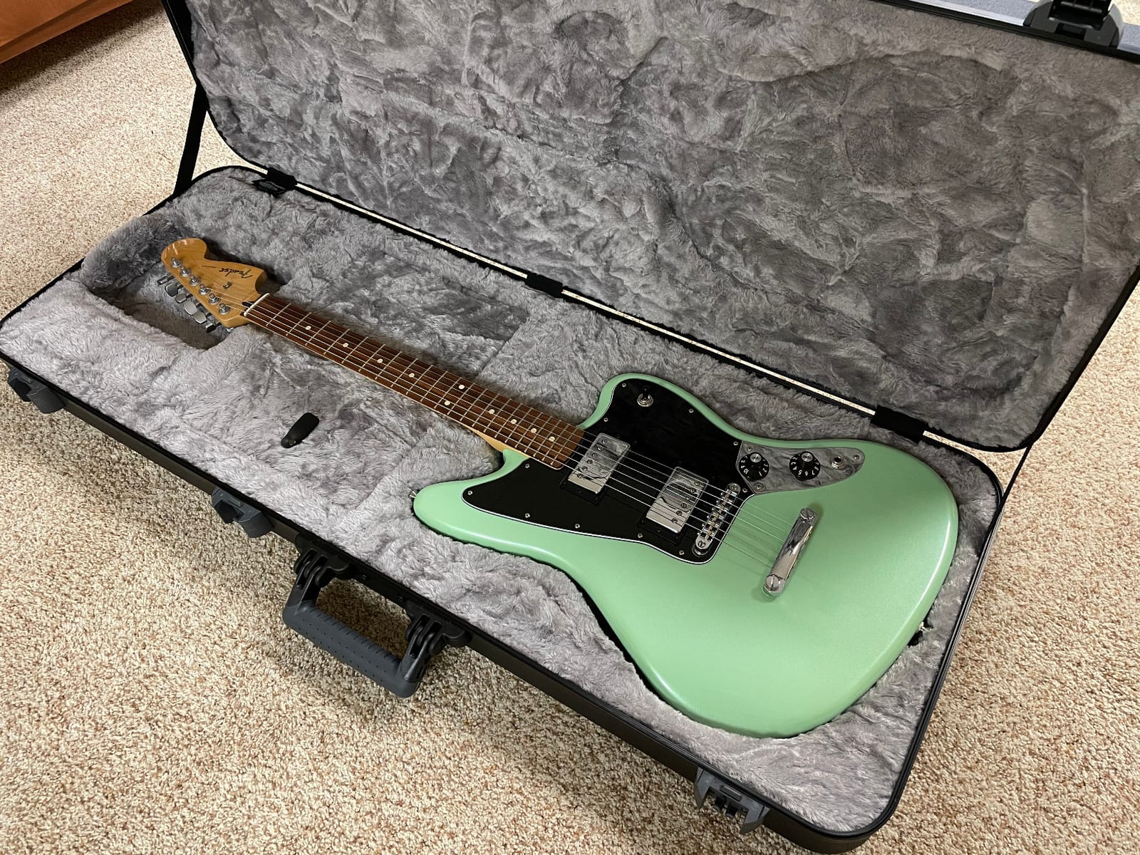 Fender Deluxe Molded Guitar Case for Jazzmaster and Jaguar Electric Guitars, Military-Grade ABS Hard Shell with TSA Lock, Custom Foam Interior, Protective Travel Case, Black customer photo 2