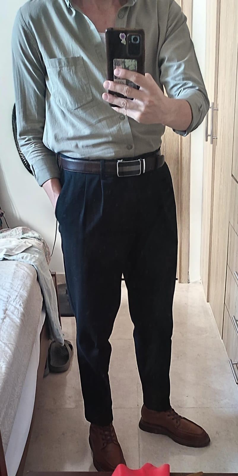 Amazon Essentials Men's Classic-Fit Wrinkle-Resistant Pleated Chino Pant (Available in Big & Tall) customer photo 2