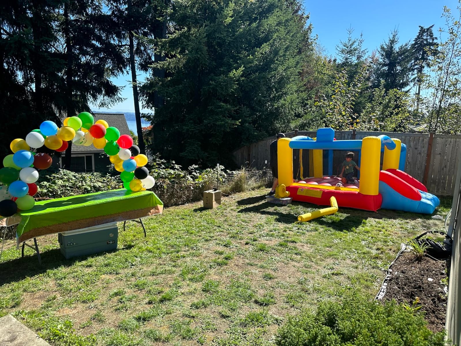 [Upgrade Version] PicassoTiles KC102 12x10 Foot Inflatable Bouncer Jumping Bouncing House, Jump Slide, Dunk Playhouse w/Basketball Rim, 4 Sports Balls, Full-Size Entry, 580W ETL Certified Blower customer photo 1