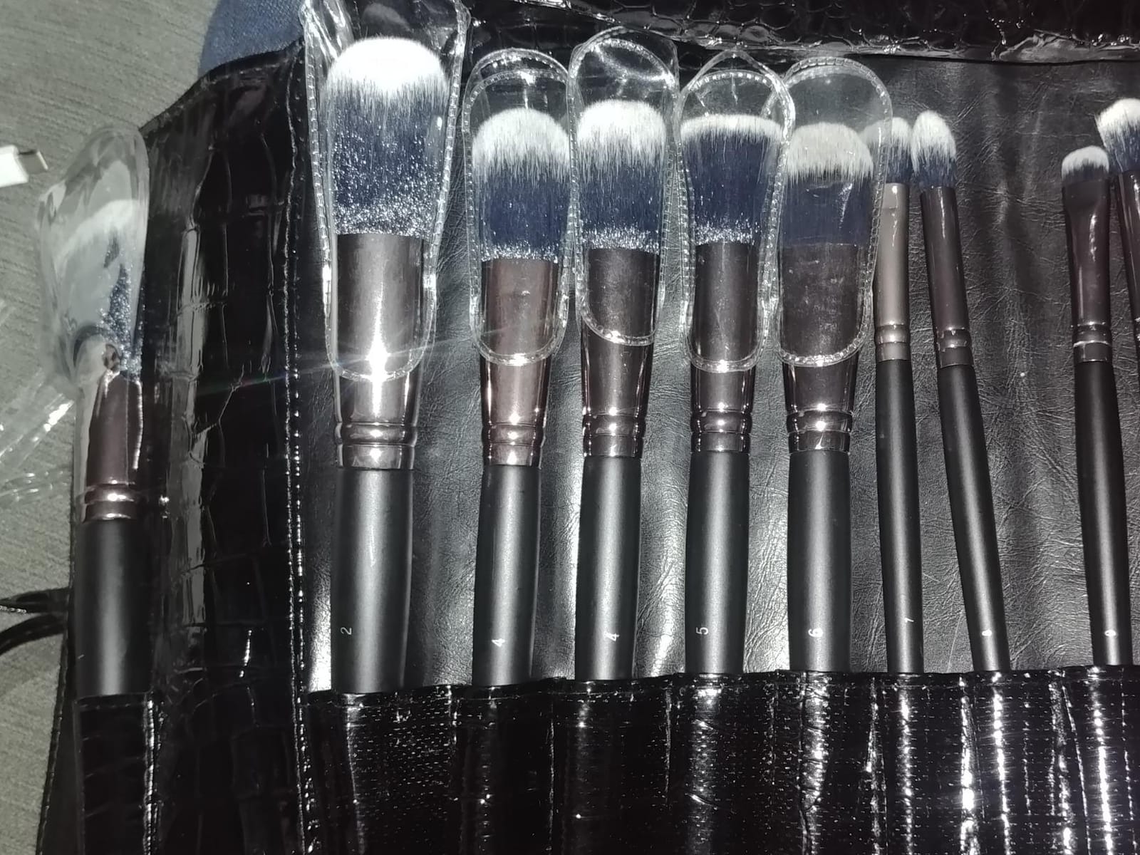 Real Perfection Makeup Brushes 24pcs Makeup Brush Set Premium Synthetic Powder Foundation Contour Blush Concealer Eye Shadow Blending Liner Make Up Brush Kit with Case customer photo 2