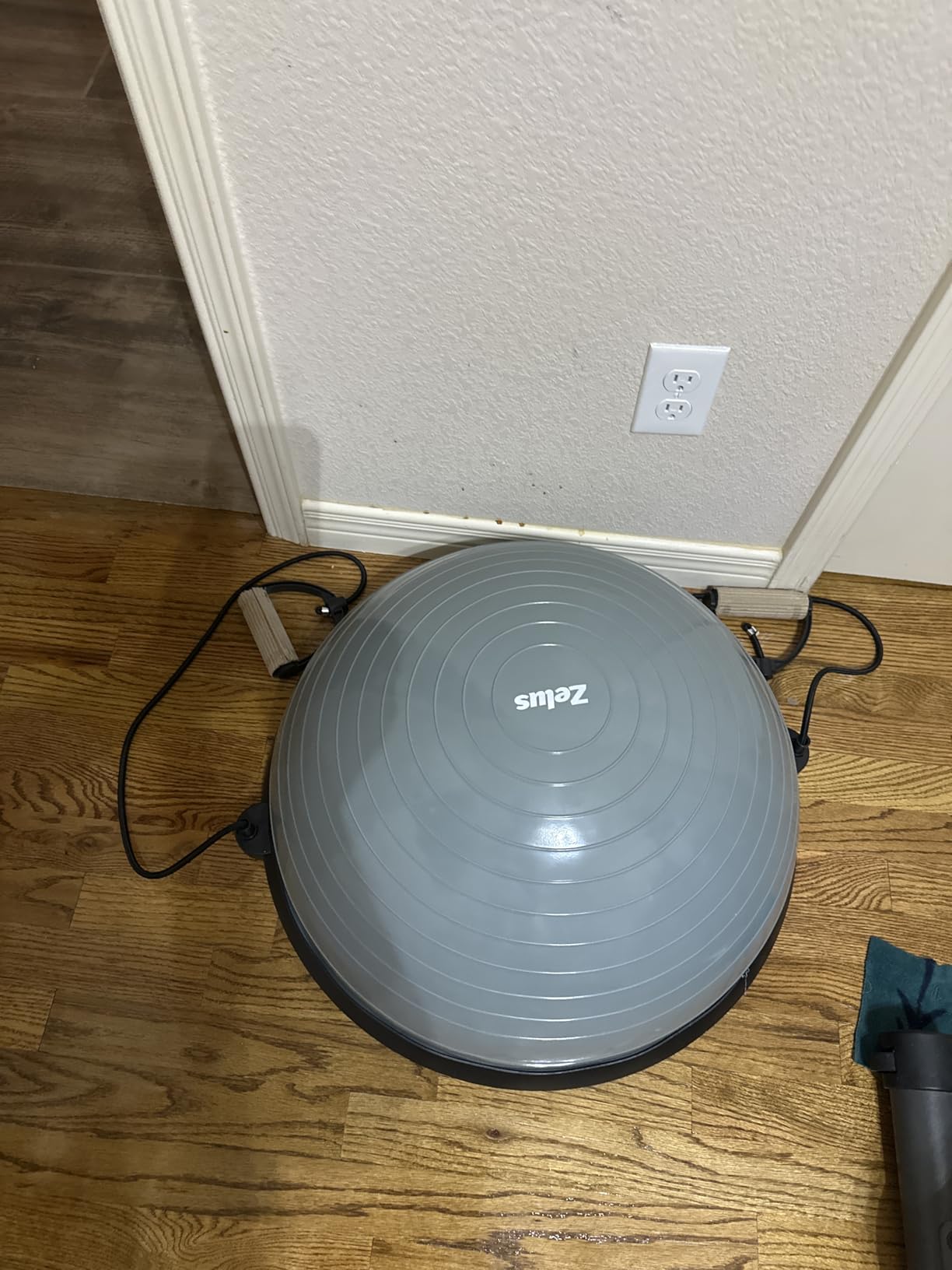 ZELUS 23in. Balance Ball with 55cm Yoga Ball, Resist Bands & Foot Pump customer photo 1