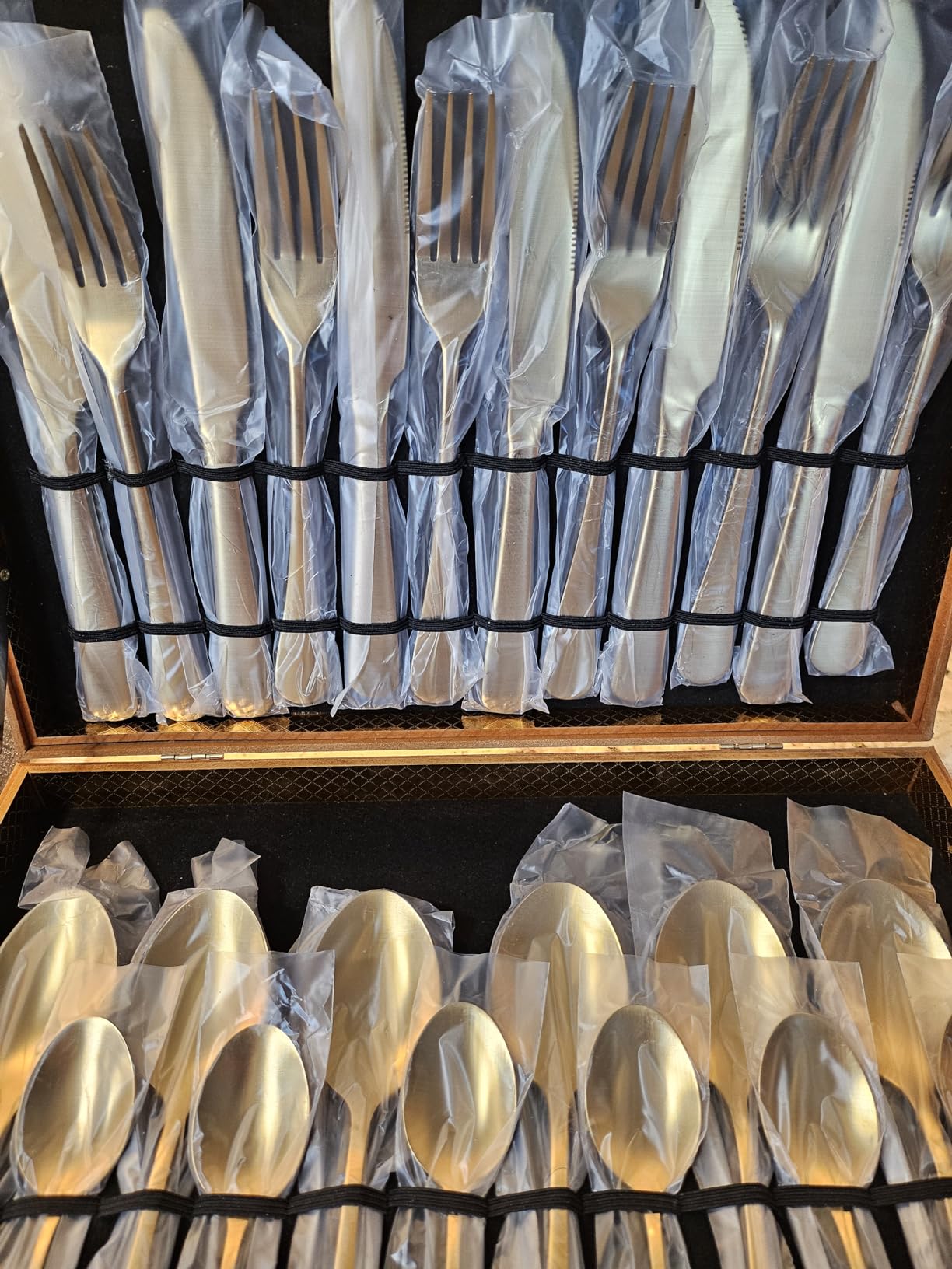 Gold Silverware Set, OGORI 24-Piece Gold Forged Stainless Steel Flatware Set, Service of 6 customer photo 1