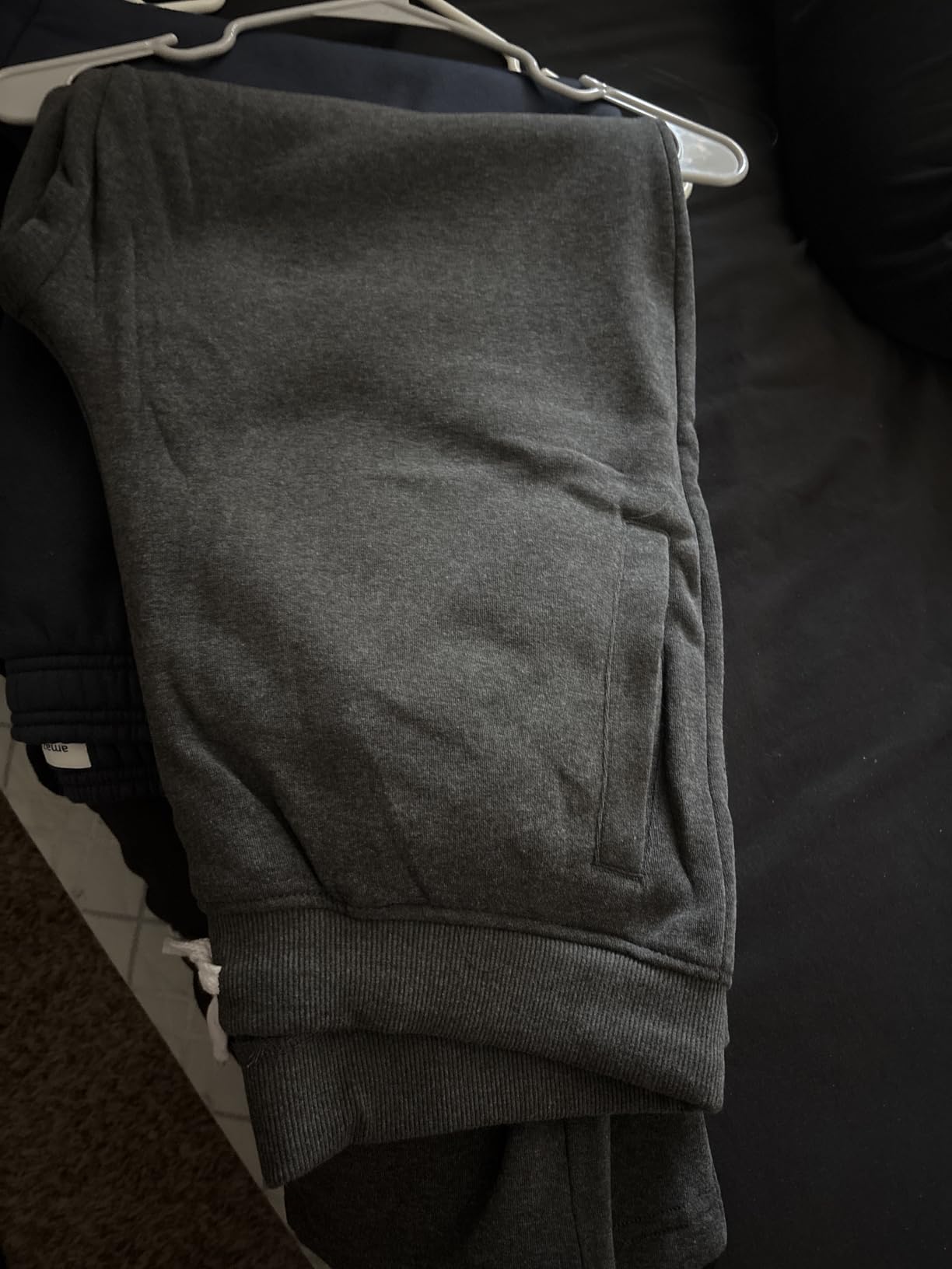 Amazon Essentials Men's Relaxed Fit Fleece Joggers Sweatpants, Drawstring Waist, Tapered Leg, Ribbed Cuffs, Brushed Interior customer photo 1