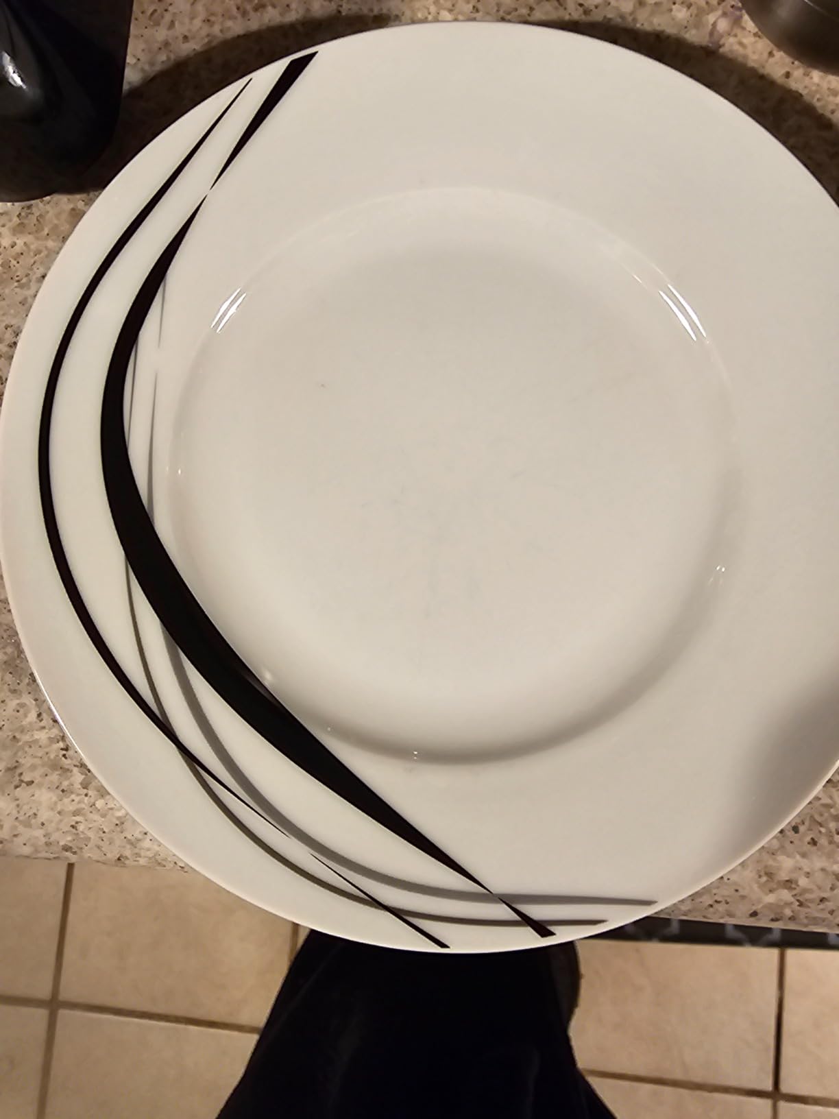 Amazon Basics 18-Piece Complete Kitchen Dinnerware Set, Microwave and Dishwasher Safe, Plates, Dishes, Bowls for Everyday Use, Service for 6, White Porcelain Coupe customer photo 1