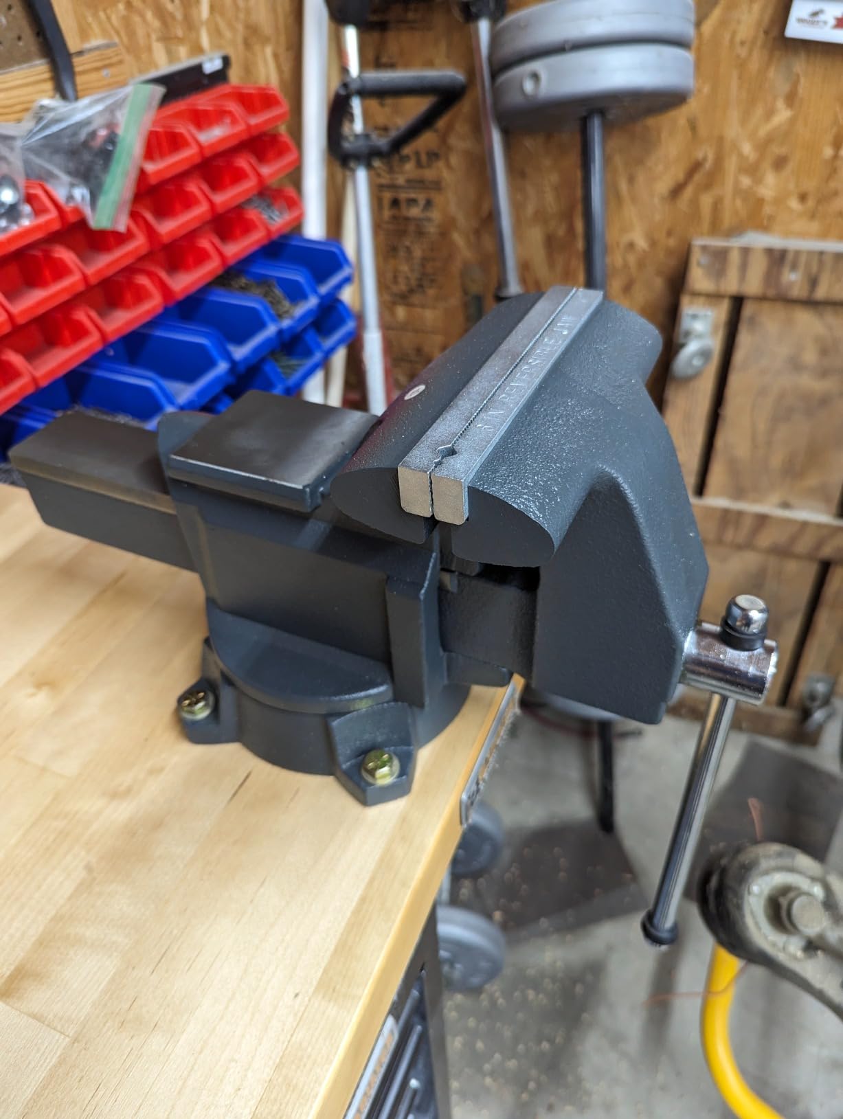 Forward CR60A 6.5 Inch Bench Vise Heavy Duty with Anvil and 210°Swivel Base customer photo 1