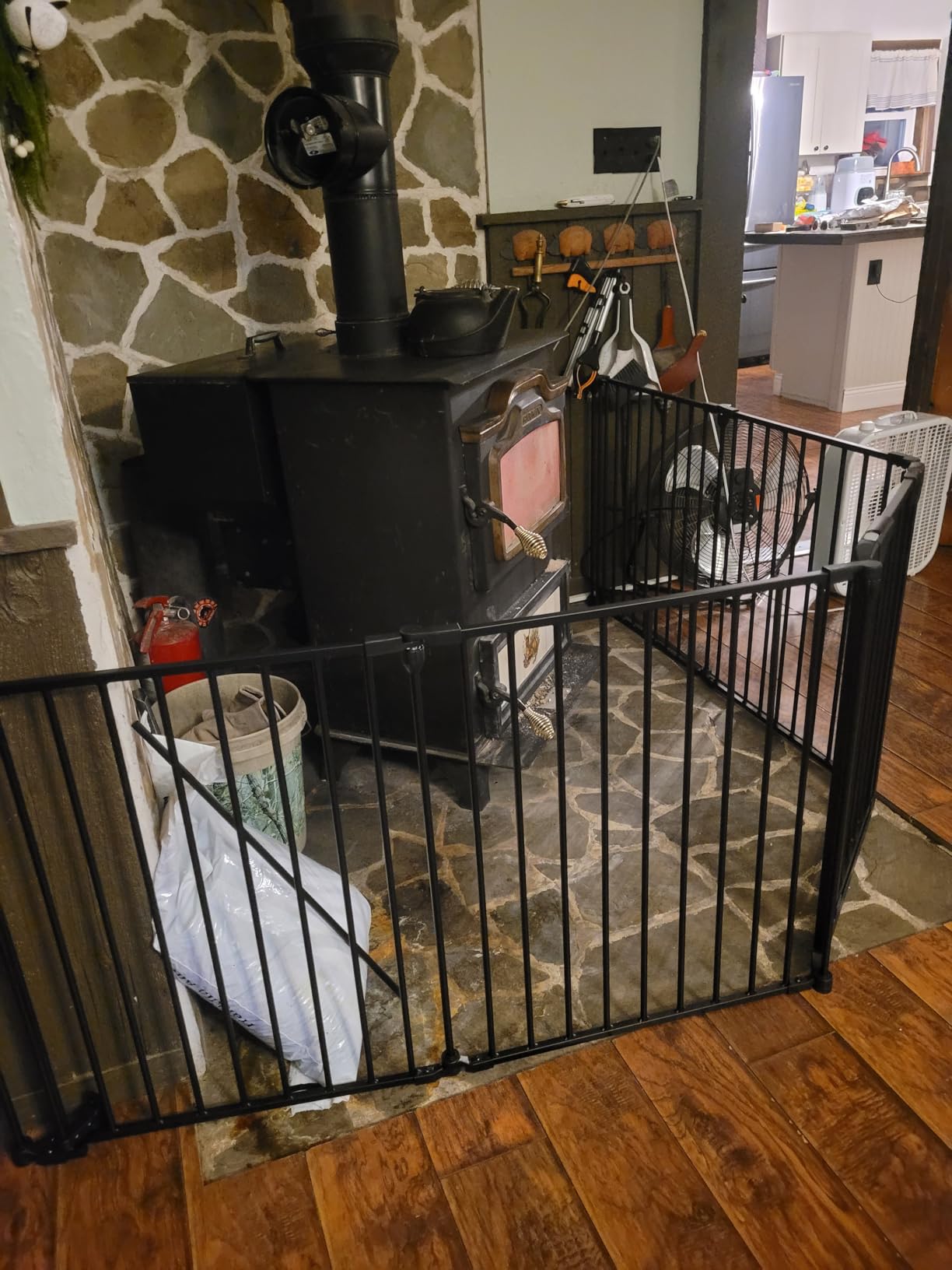 Bonnlo 120.5-Inch Metal Fireplace Fence Guard 5-Panel Baby Safety Gate/Barrier/Play Yard with Door Christmas Tree Fence Hearth Gate for Kids/Pet/Toddler/Dog/Cat, Black customer photo 2