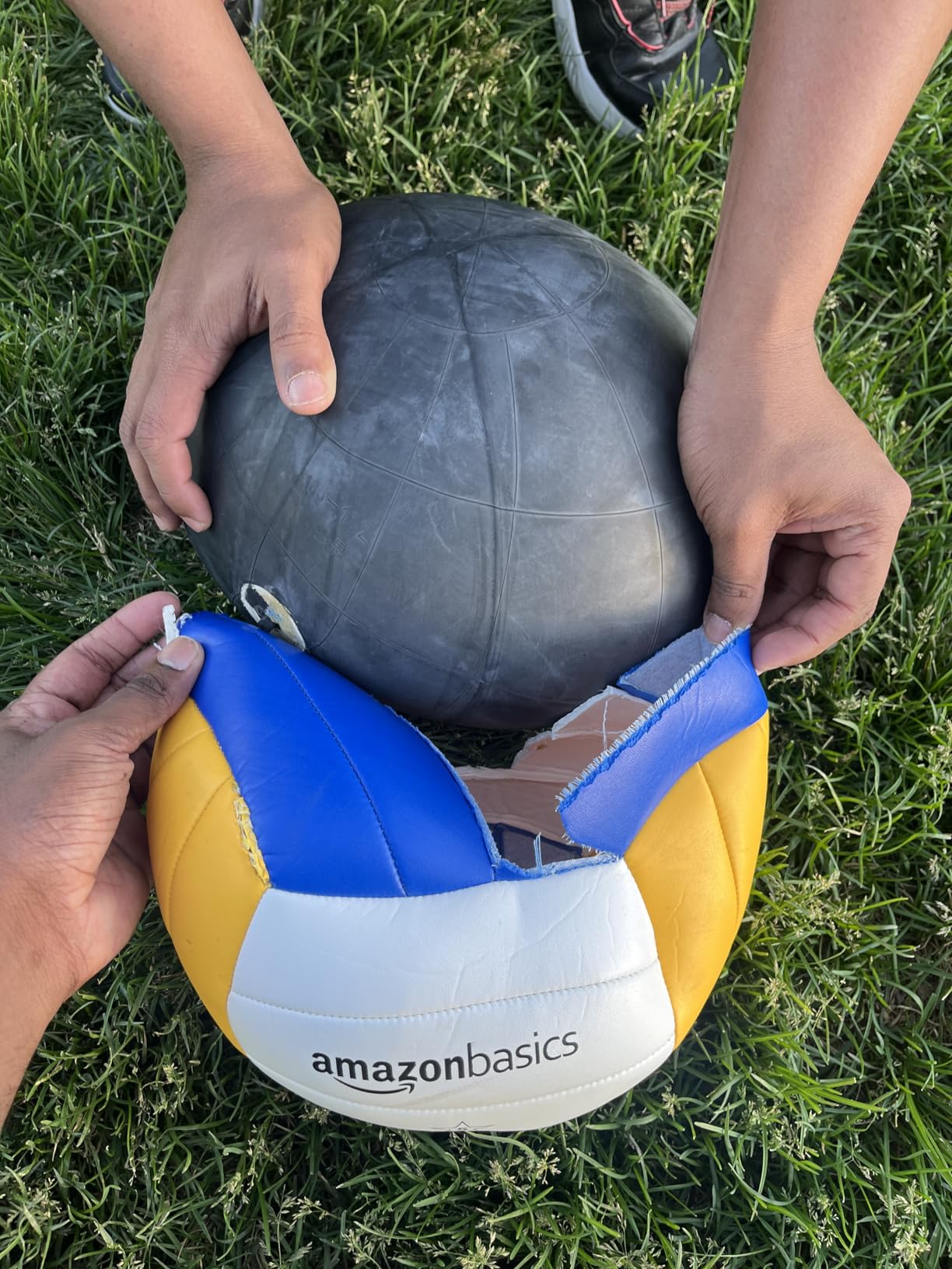 Amazon Basics Portable Outdoor Volleyball and Badminton Combo Set with Sturdy Poles and Storage Bag customer photo 1