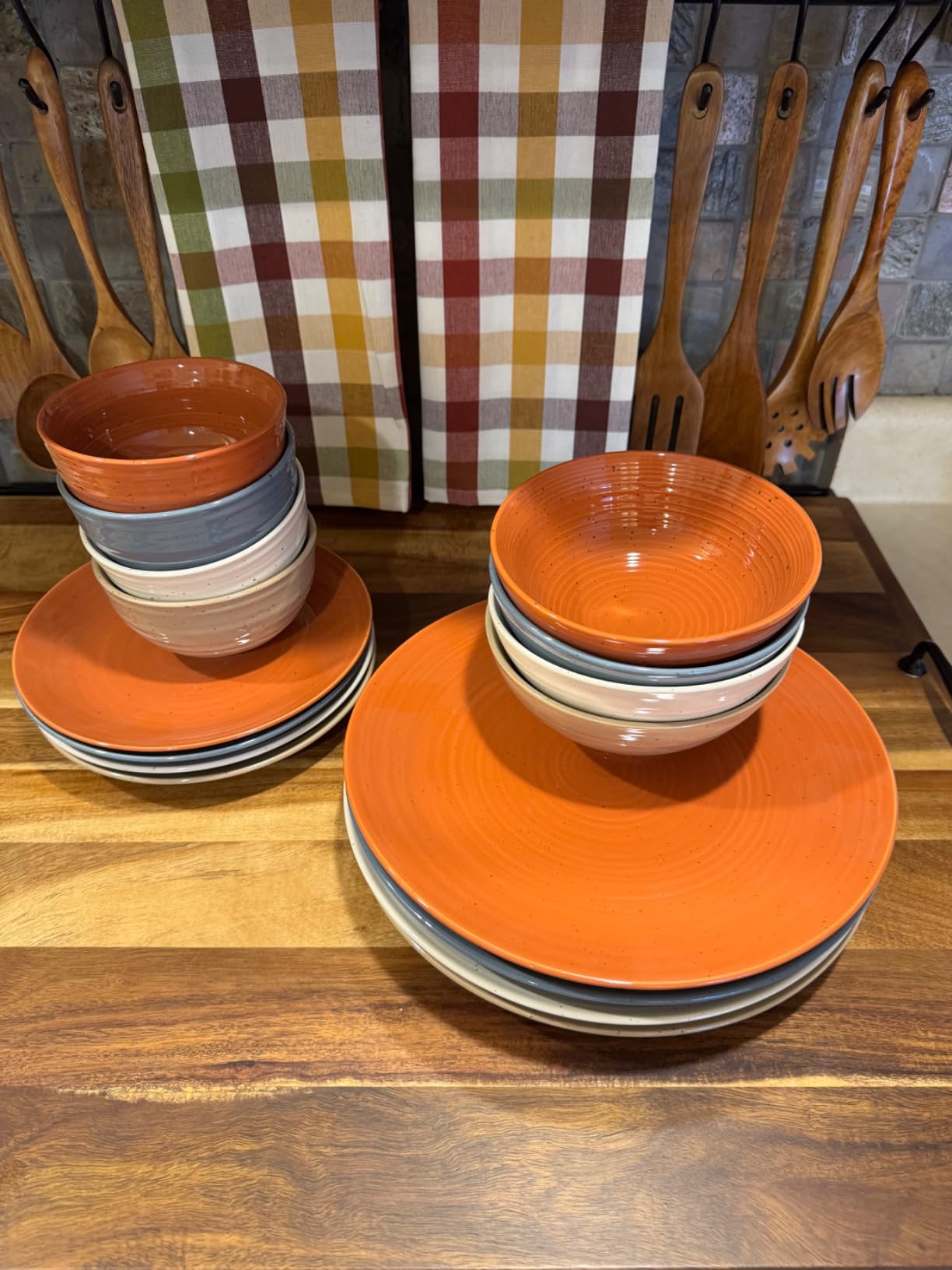 Sango Siterra Artist's Blend 16-Piece Stoneware Dinnerware Set for 4, Green, Cream & White Glossy Dishes with Speckles, Ceramic Plates and Bowls Sets for Everyday Dining, Microwave & Dishwasher Safe customer photo 2