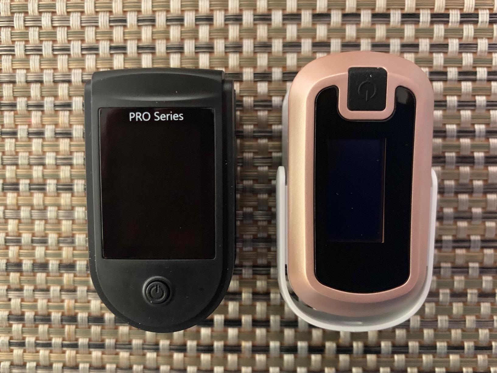 Zacurate 500 Series Fingertip Pulse Oximeter Blood Oxygen Saturation Monitor with Silicon Cover, Batteries and Lanyard, Royal Black customer photo 2