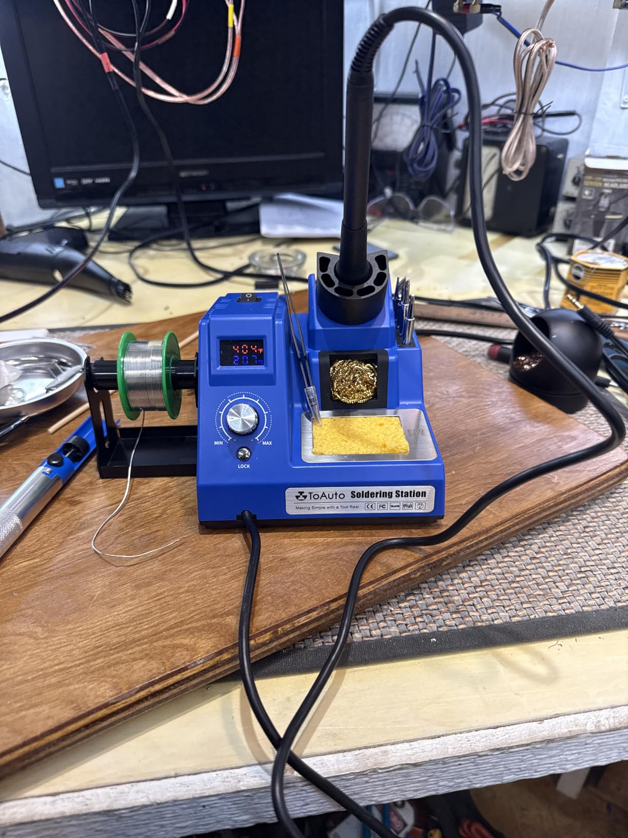 TOAUTO DS90 Soldering Station-°F & °C Dual Digital Display Soldering Iron Station Kit,90W Soldering Iron,302℉- 842℉ Temperature, Anti-Static & Grounding Wire, Auto Standby & Sleep,5 Solder Tips, Blue customer photo 1