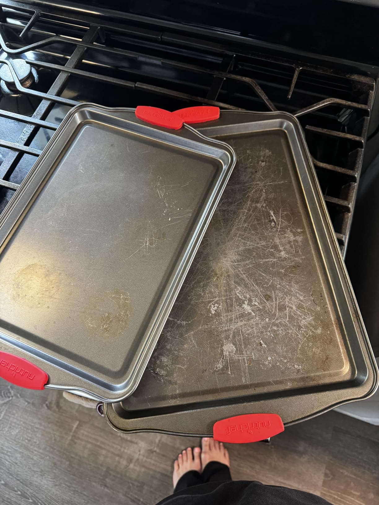 NutriChef 3‑Piece Nonstick Cookie Sheets – Carbon Steel Baking Sheet Set with Non Stick Coating & Red Silicone Handles – Oven Pans for Family Baking customer photo 1