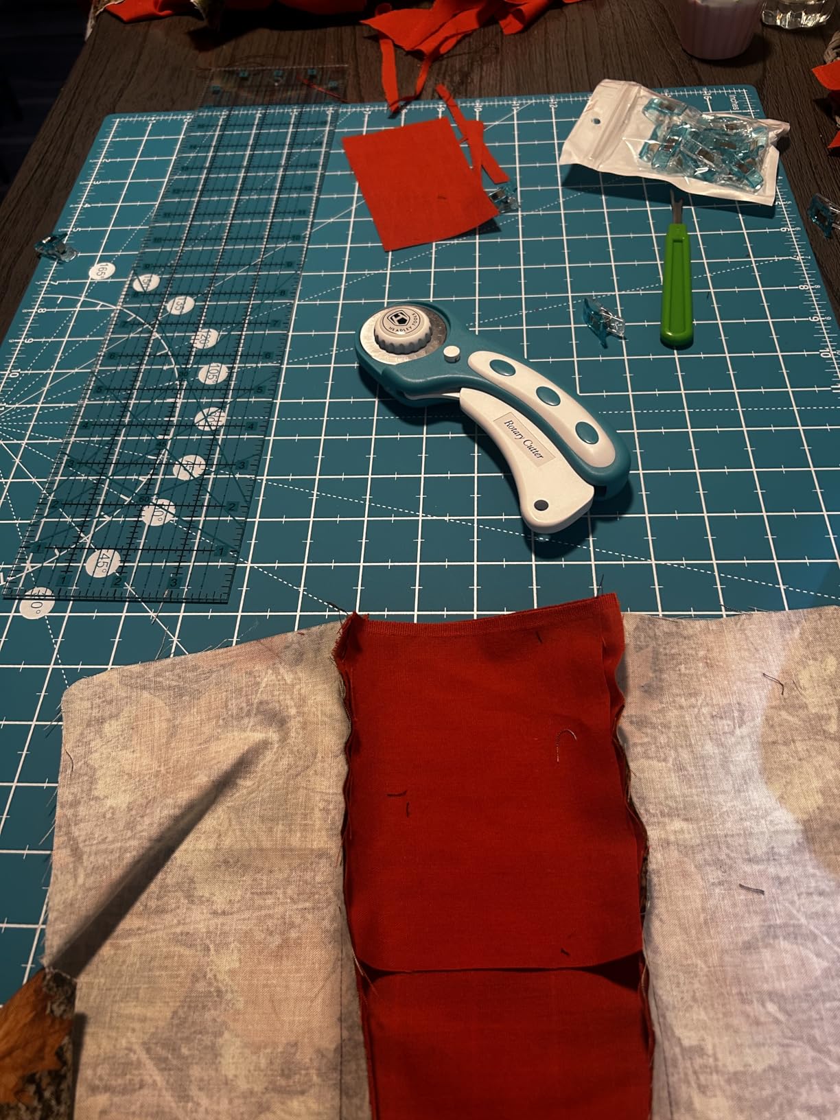 Headley Tools Rotary Cutter Set - 45mm Fabric Cutter, 5 Replacement Rotary Blades, A3 Cutting Mat, Quilting Ruler and Sewing Clips, Craft Knife Set, Ideal for Crafting, Sewing, Patchworking, Pink customer photo 2