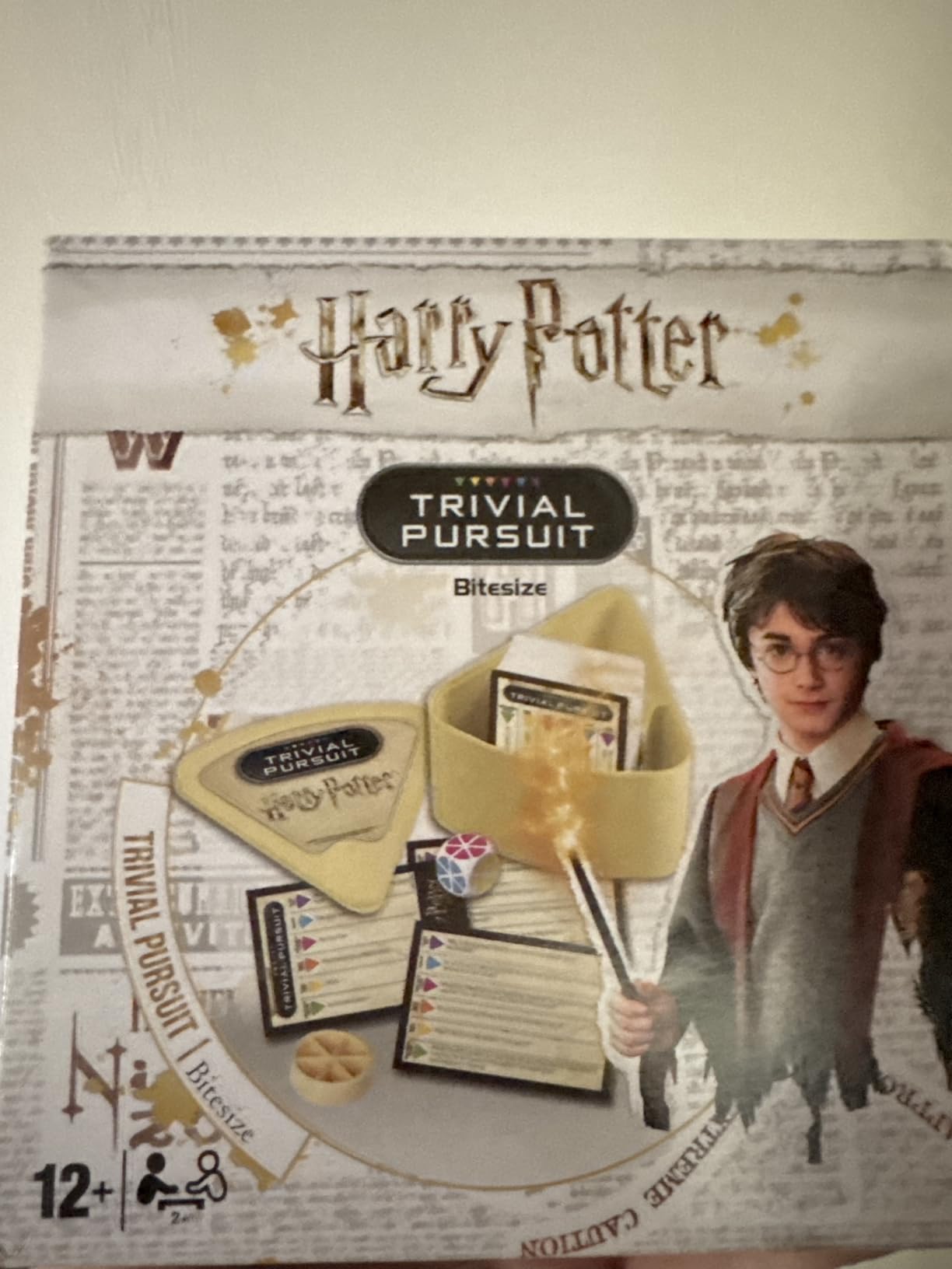 Hasbro Gaming Trivial Pursuit: Wizarding World Harry Potter Edition Compact Trivia Game, 2+ Players, 600 Trivia Questions, 8+ (Amazon Exclusive) customer photo 2