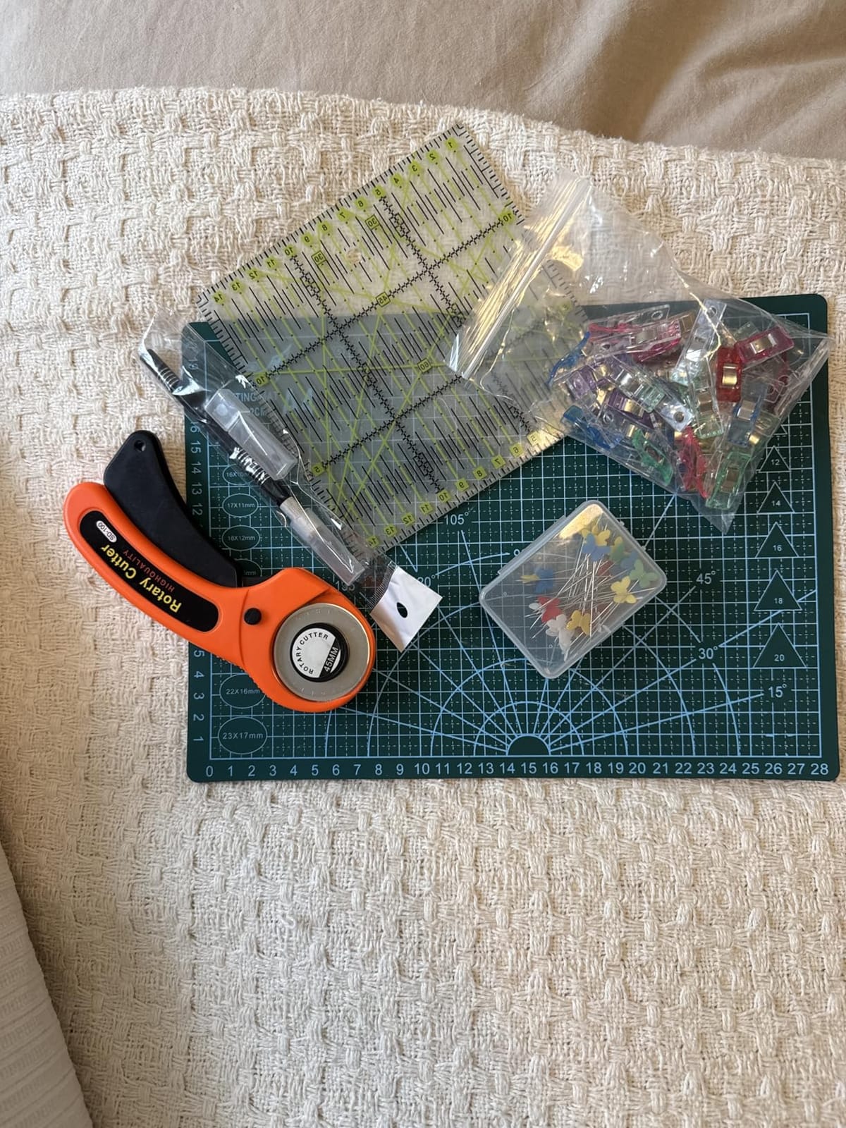 Swiftrans 90 PCS Rotary Cutter Kit, 45mm Rotary Cutter Tool Kit with 5 Extra Blades, A4 Cutting Mat, Patchwork Ruler, Carving Knife, Storage Bag Ideal Craft Supplies Set for Fabric Sewing and Quilting customer photo 1