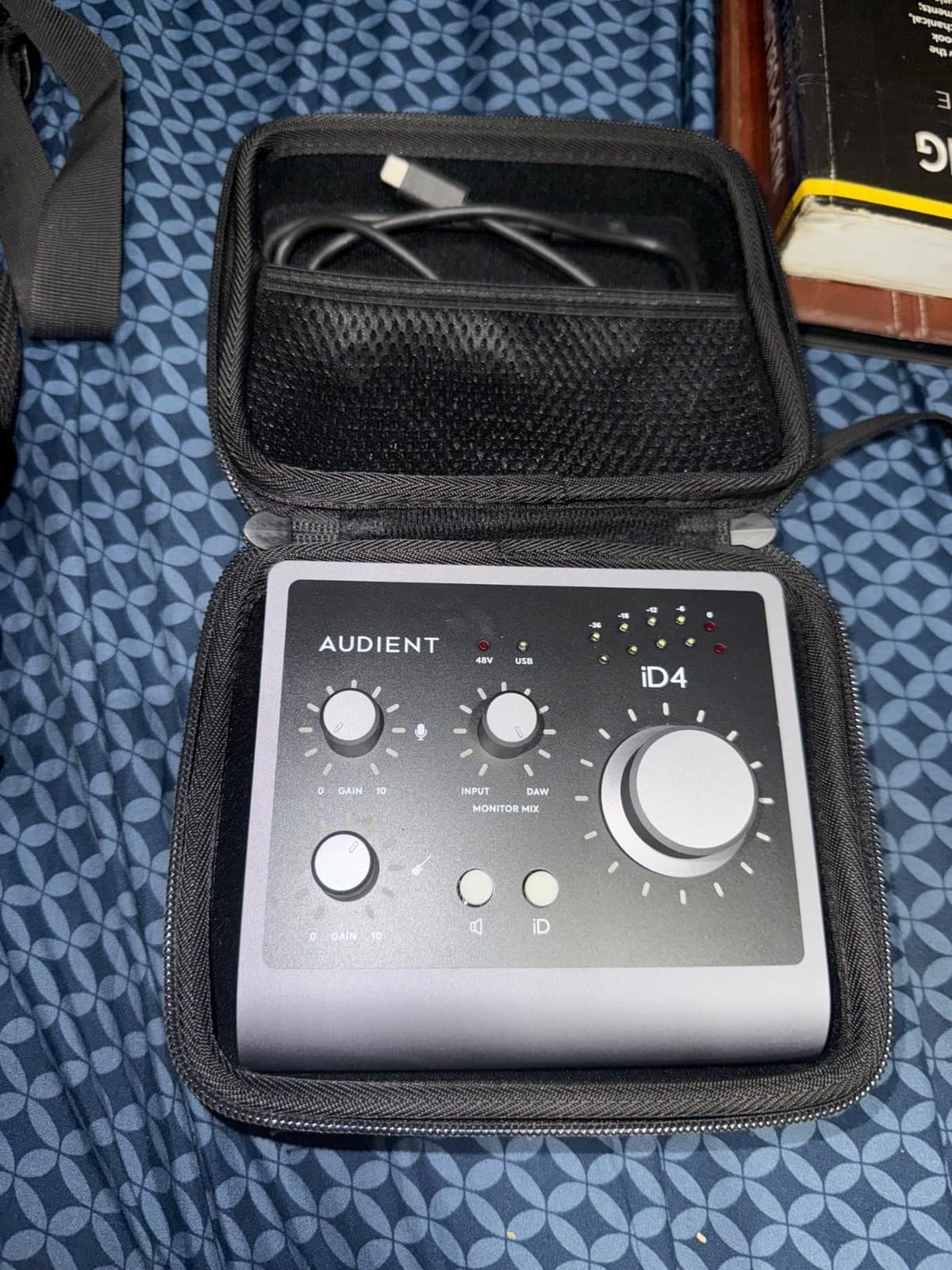 Audient Audio Interface iD4 MKII, Class A Console Microphone Preamp (High Speed USB-C, Monitor Mix and Monitor Panning Function, 2 Headphone Outputs, Mac/PC/iOS Compatible), Black customer photo 2