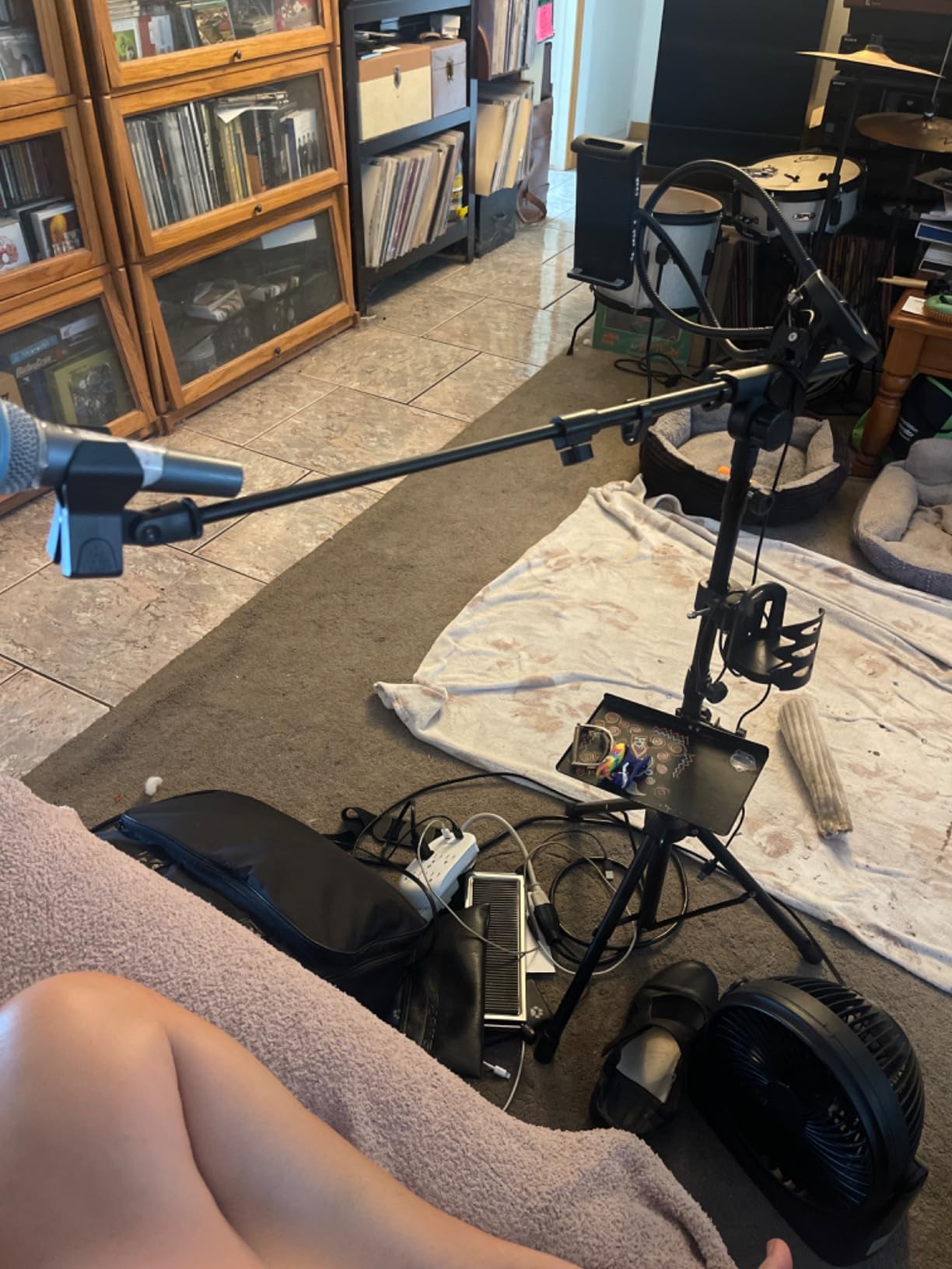 CAHAYA Mic Stand Floor Adjustable - Tripod Boom Arm Microphone Stand with Carrying Bag 2 Mic Clips 3/8