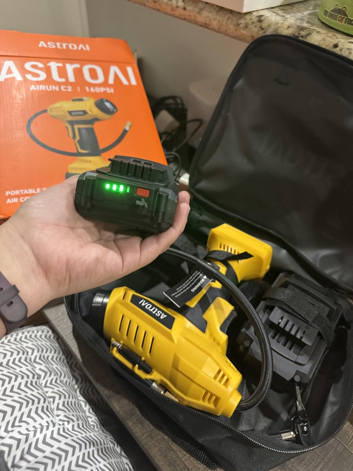AstroAI Cordless Tire Inflator Portable Air Compressor 160PSI 12VDC Battery customer photo 1