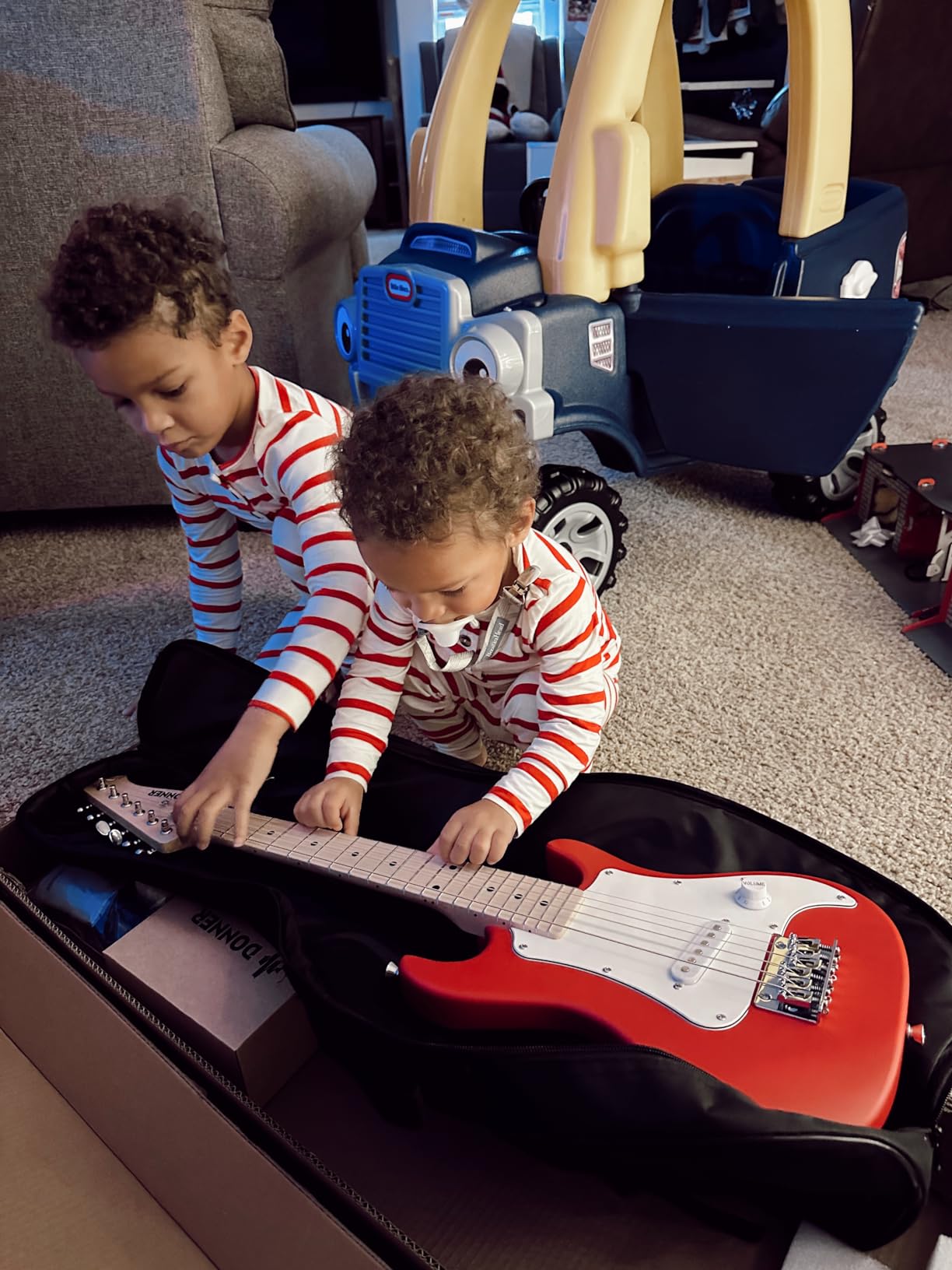 Donner 30 Inch Kids Electric Guitar Beginner Kit ST-Style (Red) customer photo 2