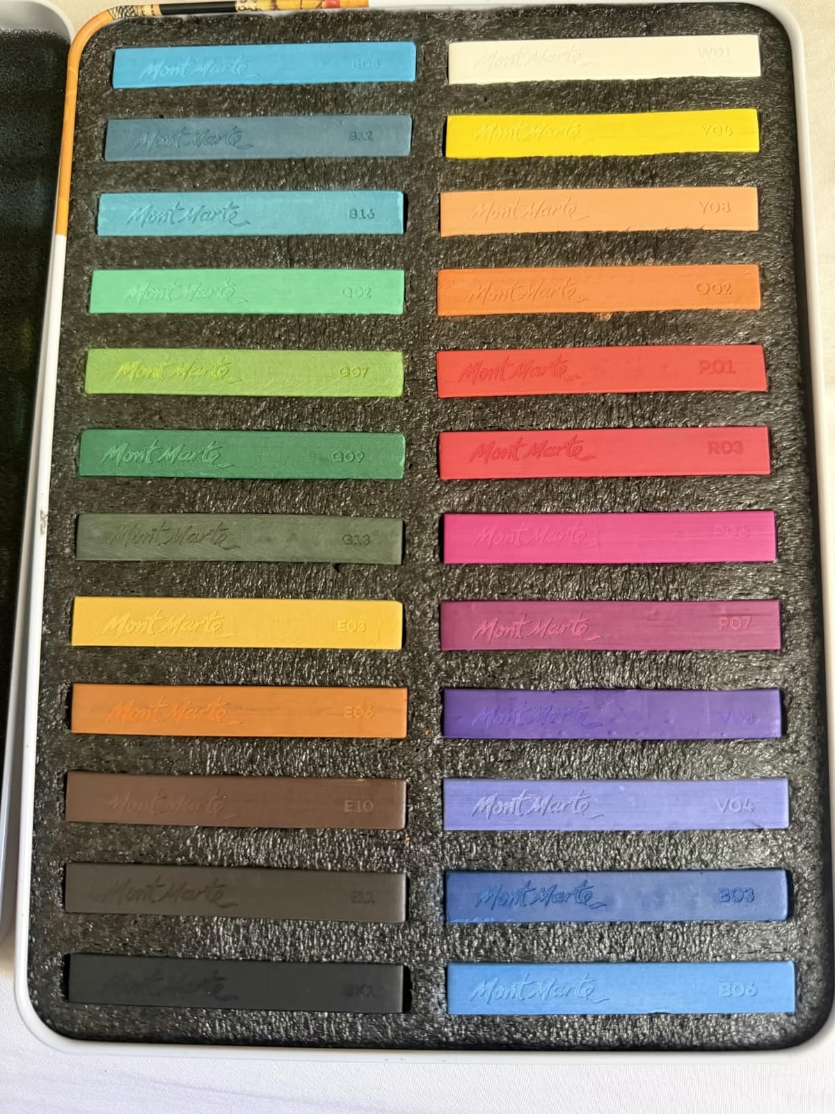Mont Marte Soft Pastels in Tin Box Signature 48pc, 48 Assorted Colors, Vibrant Pastel Sticks, Great Blending, Comes in Storage Case, Ideal for Art, Craft, Coloring and Sketching customer photo 2