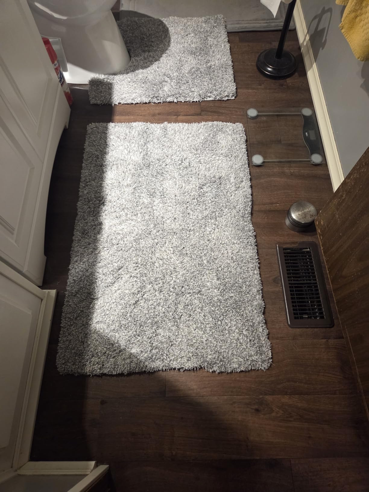 Yimobra Bathroom Rugs Non Slip Washable 32X20, Ultra Soft and Water Absorbent Bath Mats, Plush Fluffy Shower Mat Outside, Microfiber Thick Matts for Bathroom Floor/Tub, Light Gray and White customer photo 2