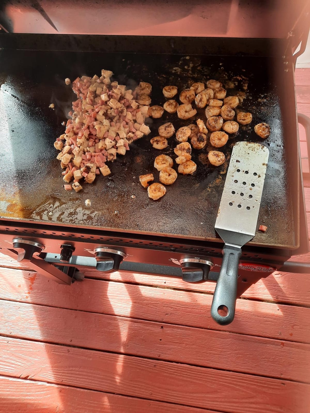 Char-Griller® Flat Iron 3-Burner Propane Gas Flat-Top Griddle with Steel Griddle Top, Hinged Lid and Wind Guards, 520 Cooking Square Inches in Black, Model 8428 customer photo 2