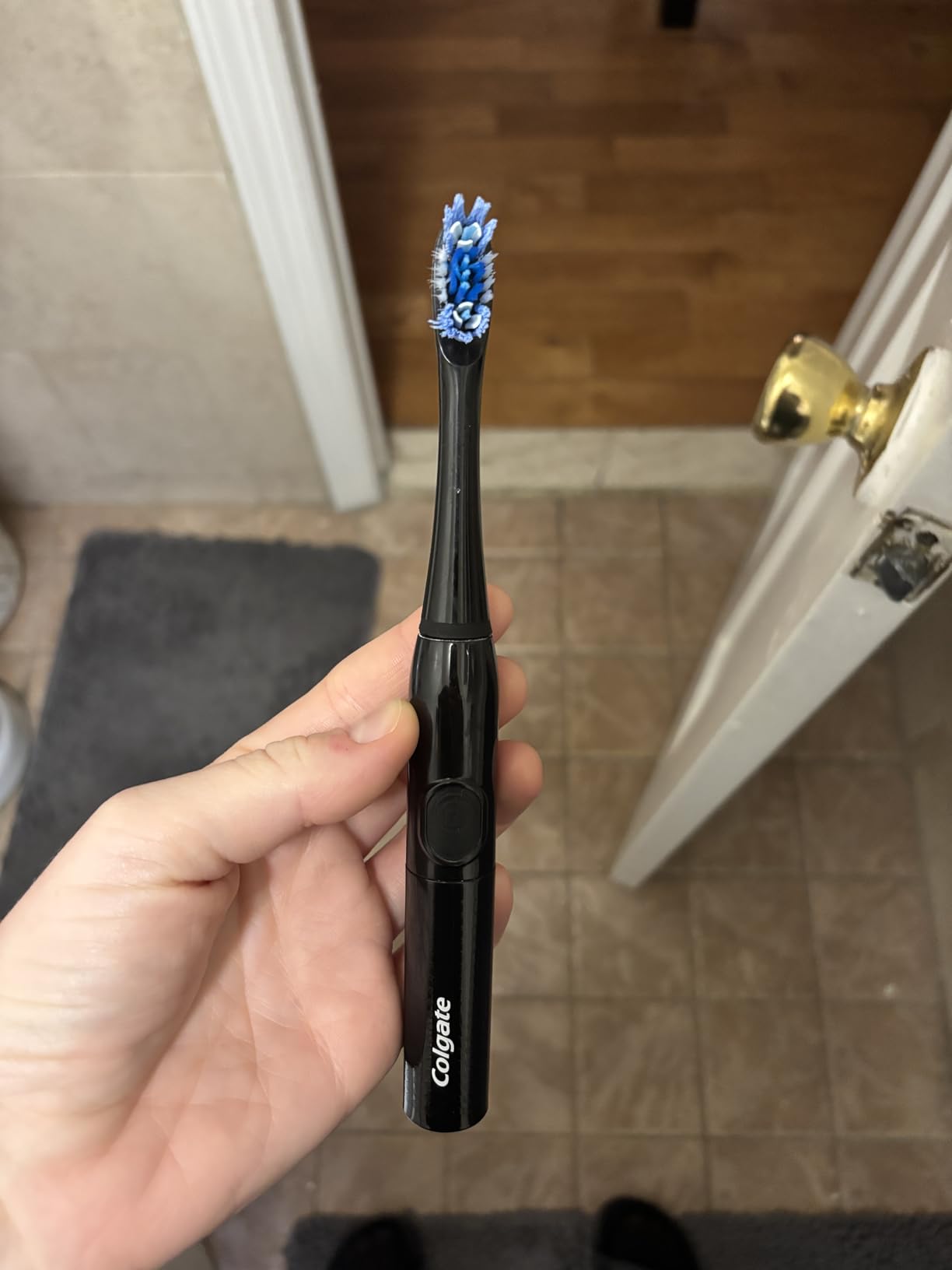 Colgate Optic White Pro-Series Battery Operated Electric Toothbrush, Soft customer photo 1