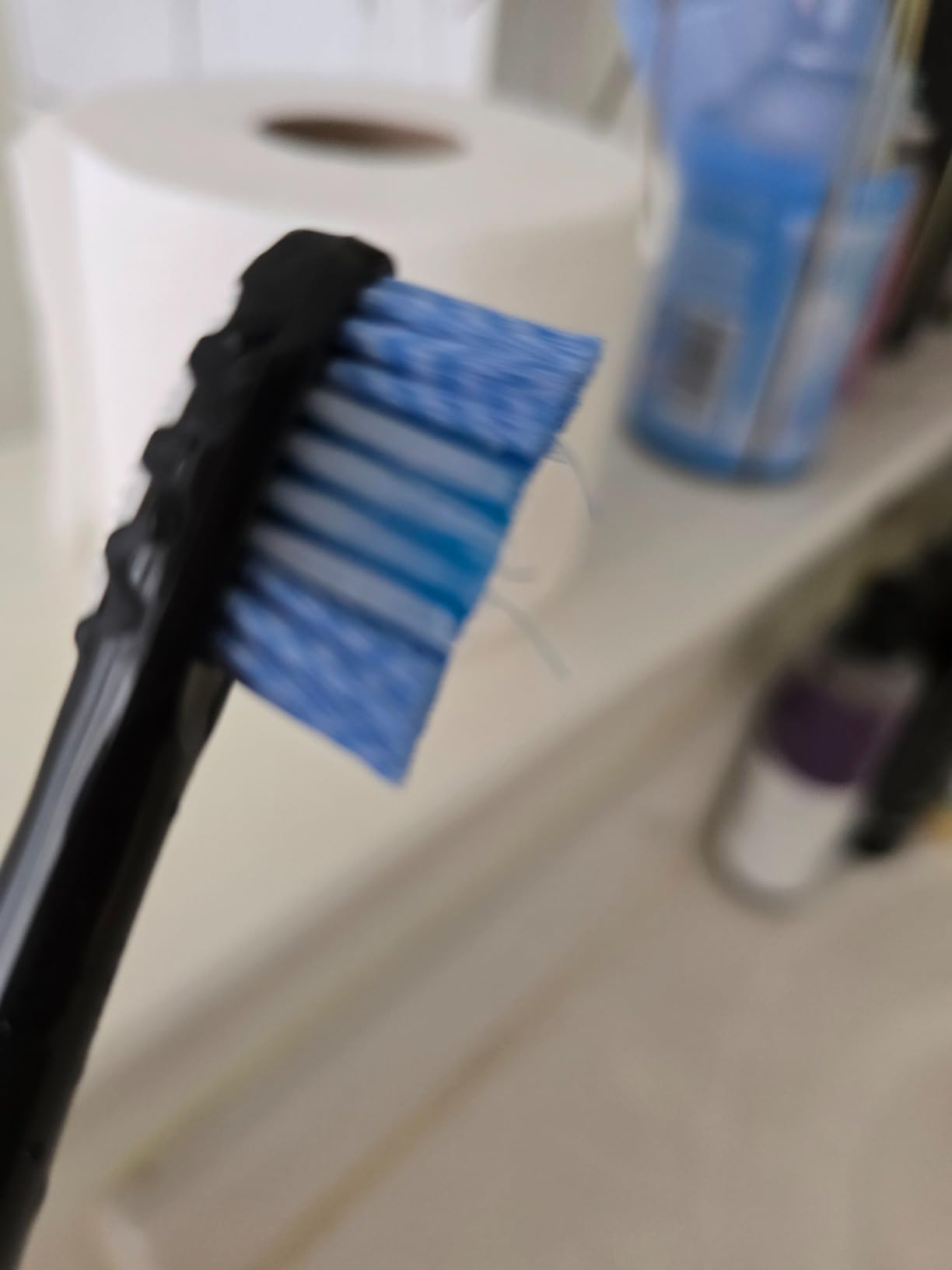 Colgate Optic White Pro-Series Battery Operated Electric Toothbrush, Soft customer photo 2