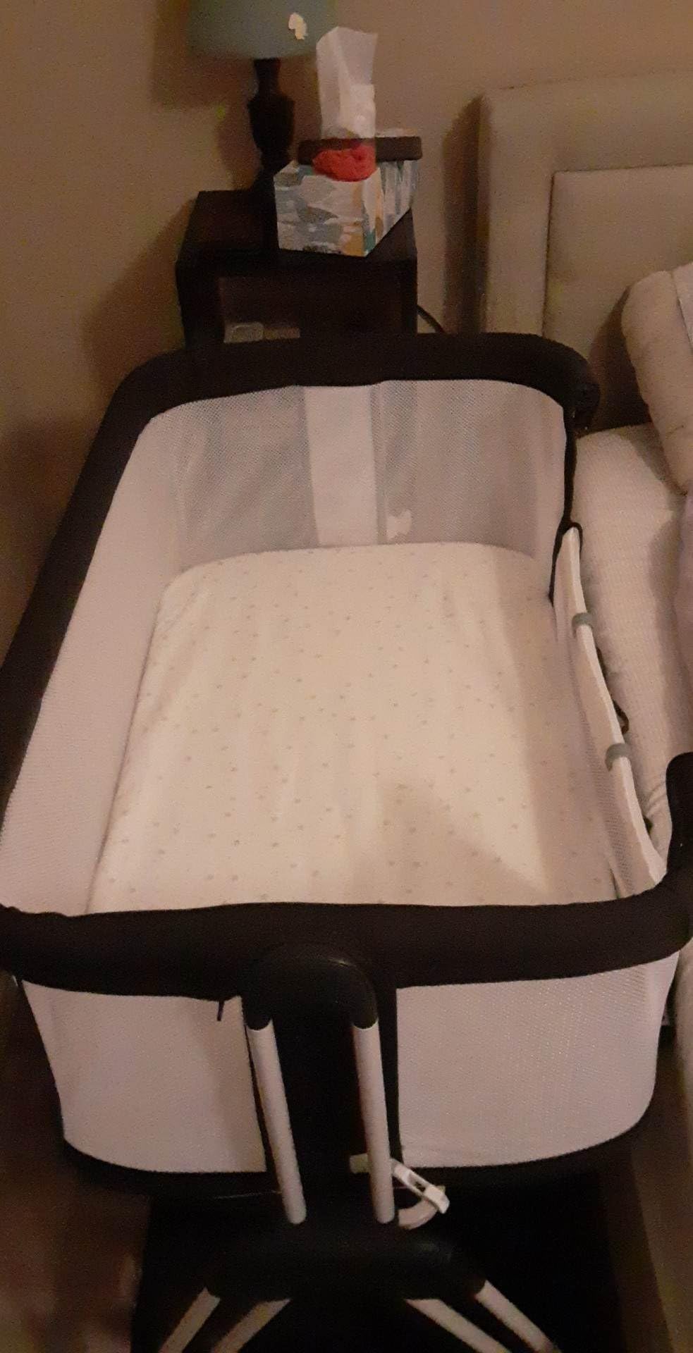 Fodoss Baby Bassinet Bedside Sleeper with Wheels and Storage Tray,4-Sided Mesh Bedside Bassinet for Infant/Newborn,7 Height Adjustable Easy Folding Bedside Crib customer photo 1
