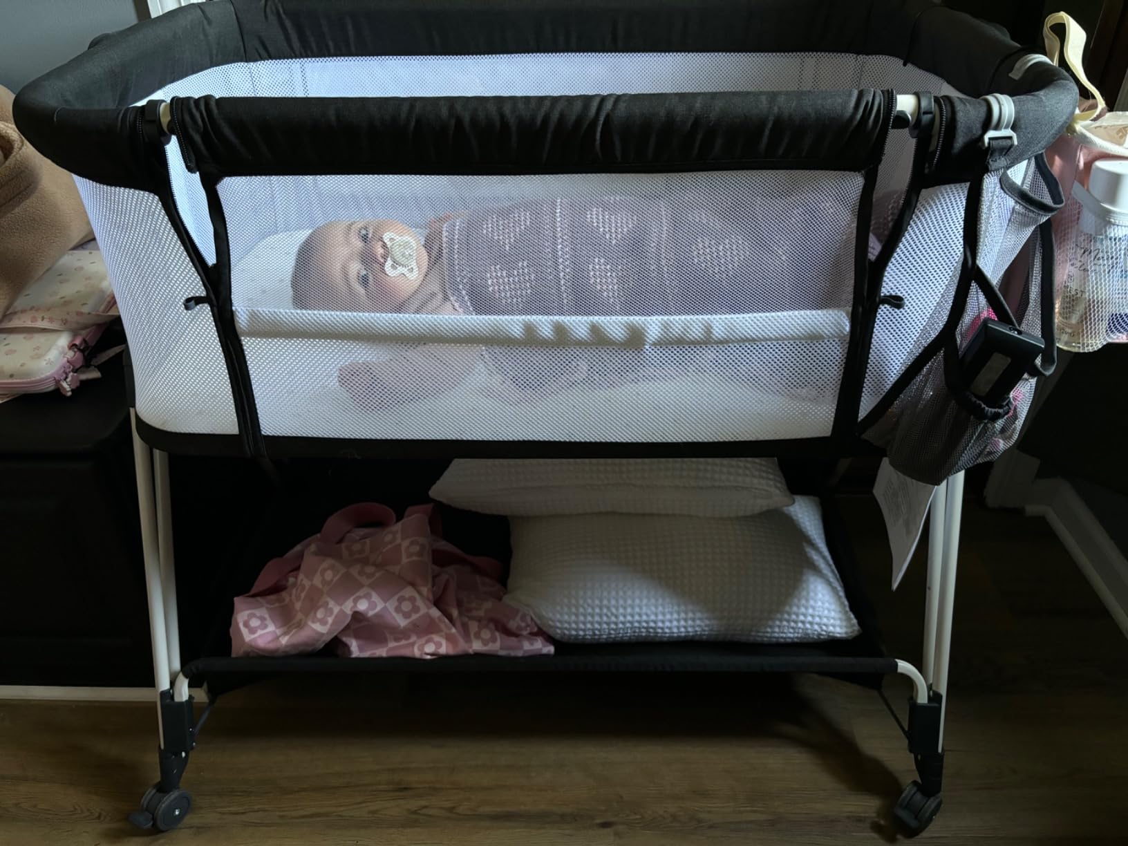 Fodoss Baby Bassinet Bedside Sleeper with Wheels and Storage Tray,4-Sided Mesh Bedside Bassinet for Infant/Newborn,7 Height Adjustable Easy Folding Bedside Crib customer photo 2