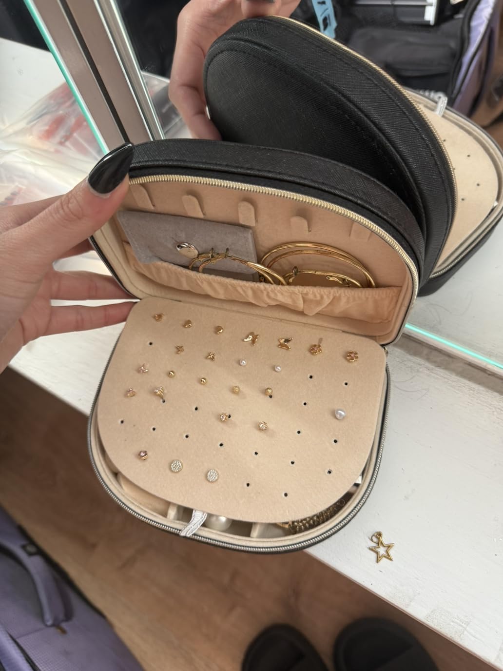 ProCase Travel Size Jewelry Box, Medium Portable Seashell-Shaped Jewelry Case, 2 Layer Jewelry Organizer in PU Leather for Women -Black customer photo 1