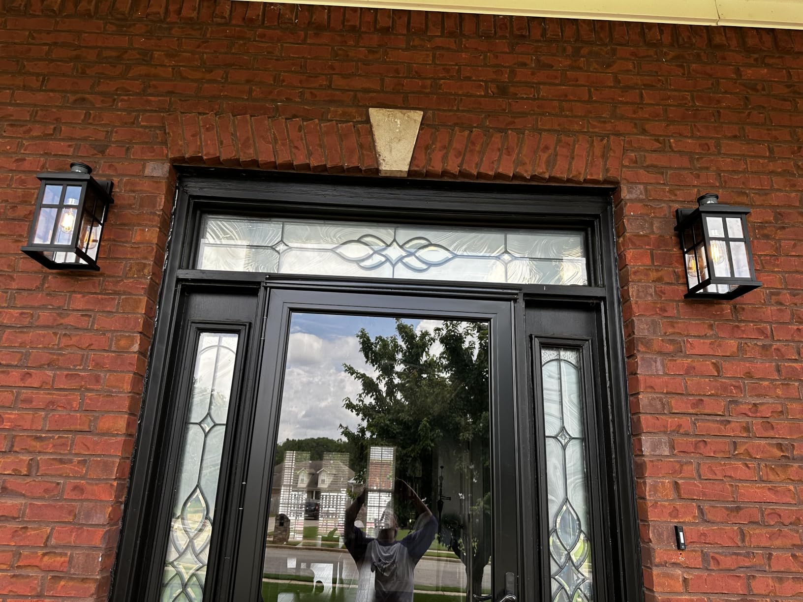 Yisuro Porch Lights with GFCI Outlet, Dusk to Dawn Outdoor Lights with Outlet, 3 Lighting Modes Exterior Light Fixture Waterproof, Outside Lights for House Front Door Patio Garage customer photo 1
