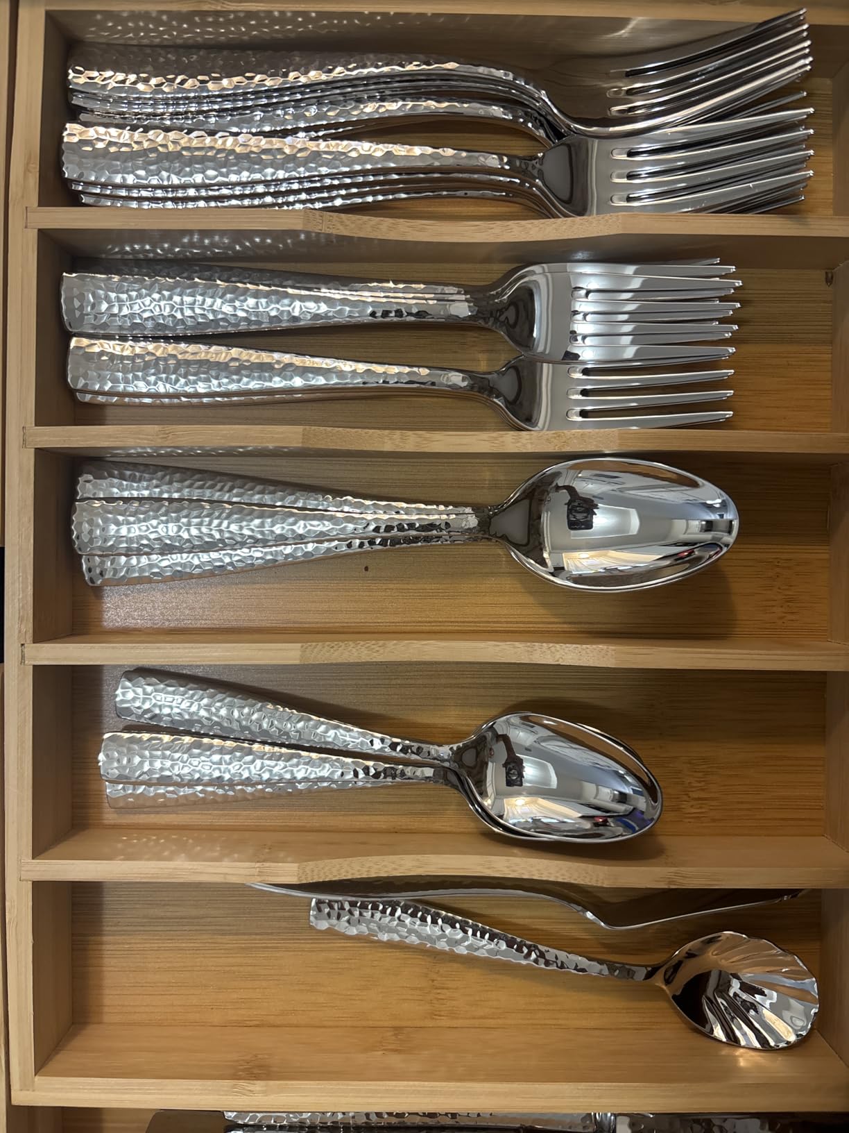 KEAWELL Premium Louis Hammered 20/45/65-Piece Silverware Set (20) | 18/10 Stainless Steel Fine Flatware Set; Squared-Edge Design; Service for 4/8/12; Brilliant Mirror Finish; Dishwasher Safe customer photo 1