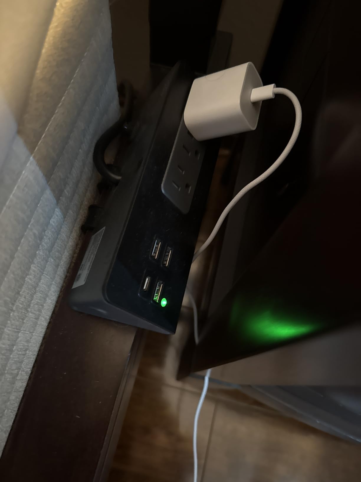 Nightstand Edge Mount Power Strip with USB-C Ports Tabletop Desk Clamp Power Sockets with 3 AC Outlets &4 Fast Charging USB Ports for Home Office Hotel and Dormitory customer photo 2