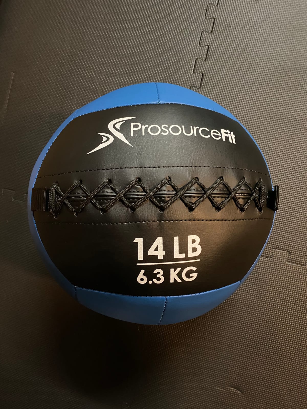 ProSource Soft Medicine Balls for CrossFit Wall Ball and Full Body Dynamic Exercises, Color-Coded Weights: 6, 8, 10, 14, 20, 25 lb. customer photo 2
