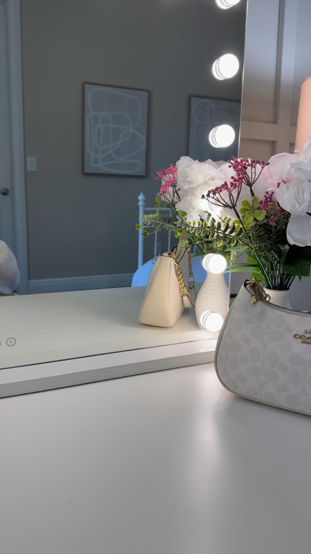 Gvnkvn Vanity Mirror with Lights Lighted Makeup Mirror with 15 Dimmable LED Bulbs,3 Color Lighting Modes,USB Charging Port Touch Control,Sturdy Metal Frame Design 24x18 Inch,White customer photo 2