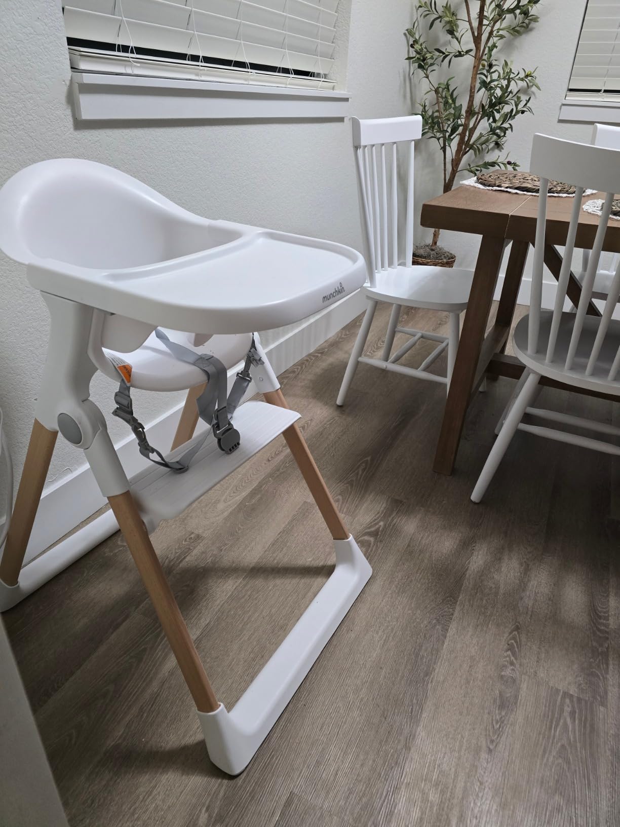 Munchkin Float Baby High Chair for Babies and Toddlers, Foldable, White customer photo 1