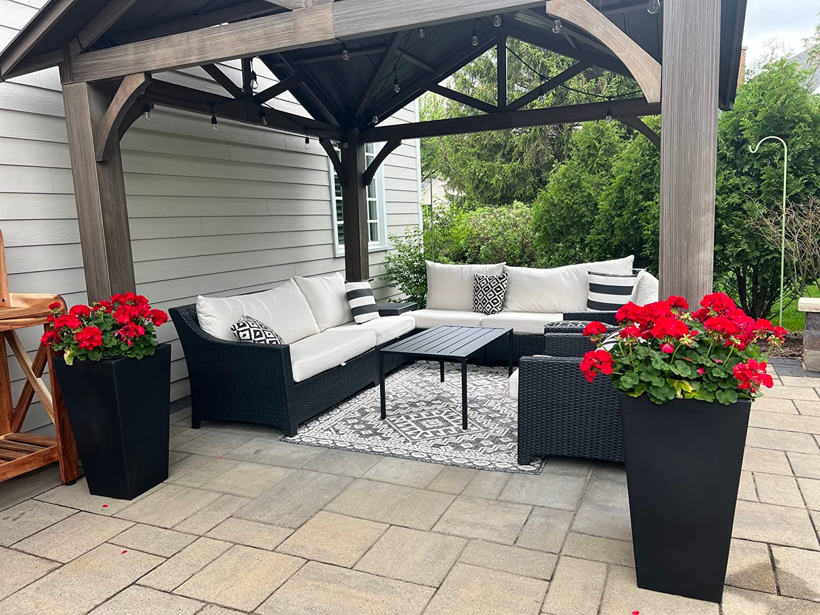 Step2 Tremont Tall Square Tapered Planter, 28 in Resin Planter, Self-Watering, Onyx Black customer photo 2