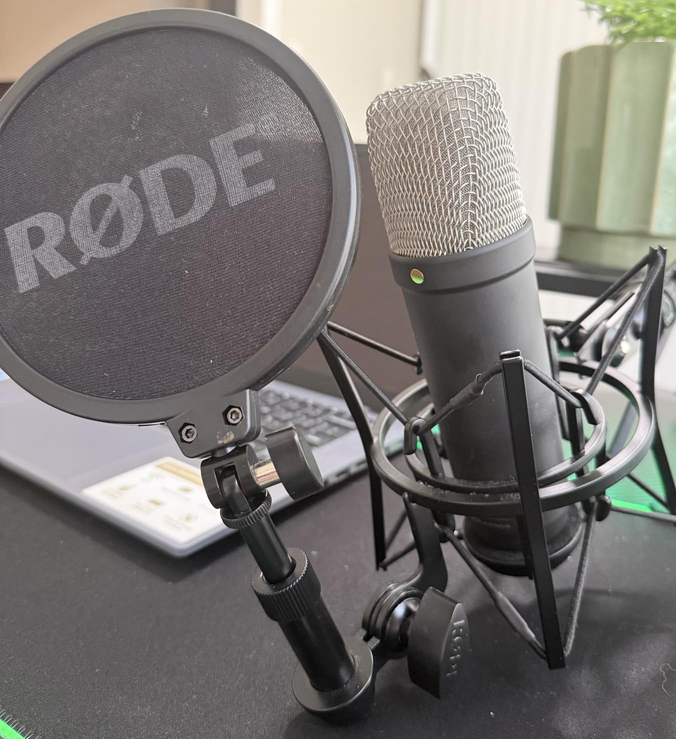 RØDE NT1 5th Gen Studio Condenser Microphone, XLR + USB-C, Silver customer photo 1