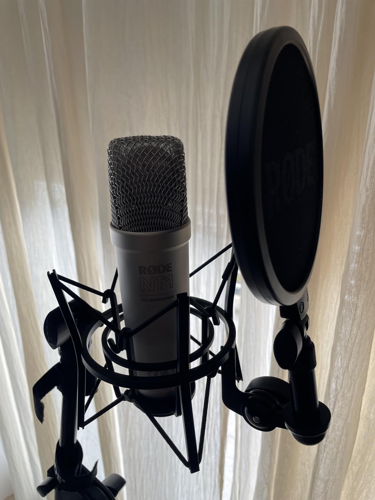 RØDE NT1 5th Gen Studio Condenser Microphone, XLR + USB-C, Silver customer photo 2
