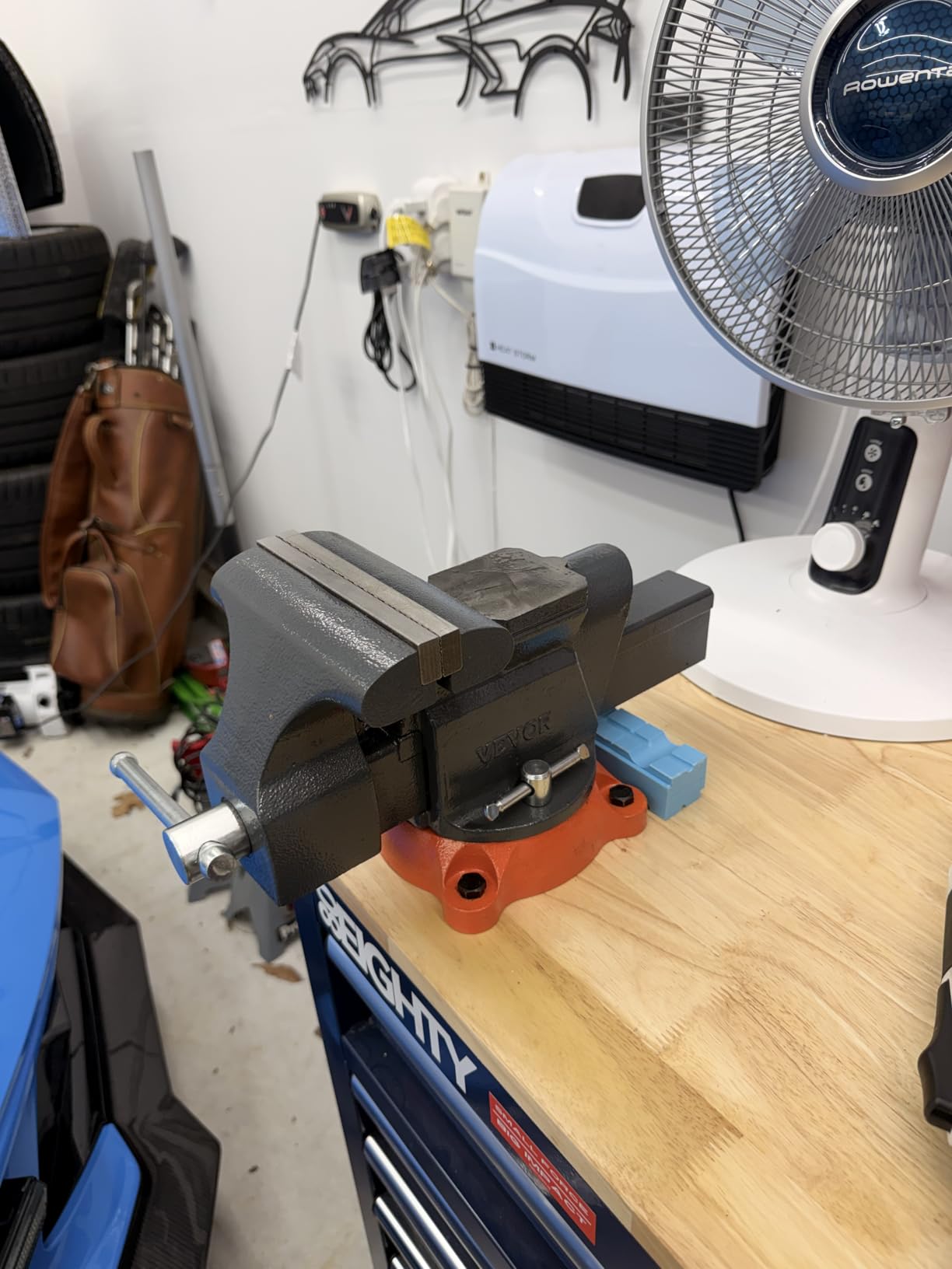 VEVOR Bench Vise, 6-inch Jaw Width 5.9-inch Jaw Opening, 360-Degree Swivel Locking Base Multipurpose Vise w/Anvil, Heavy Duty Ductile Iron Workbench Vise w/Bolts & Nuts, for Drilling, Pipe Cutting | 5.9-inch Jaw Opening customer photo 1