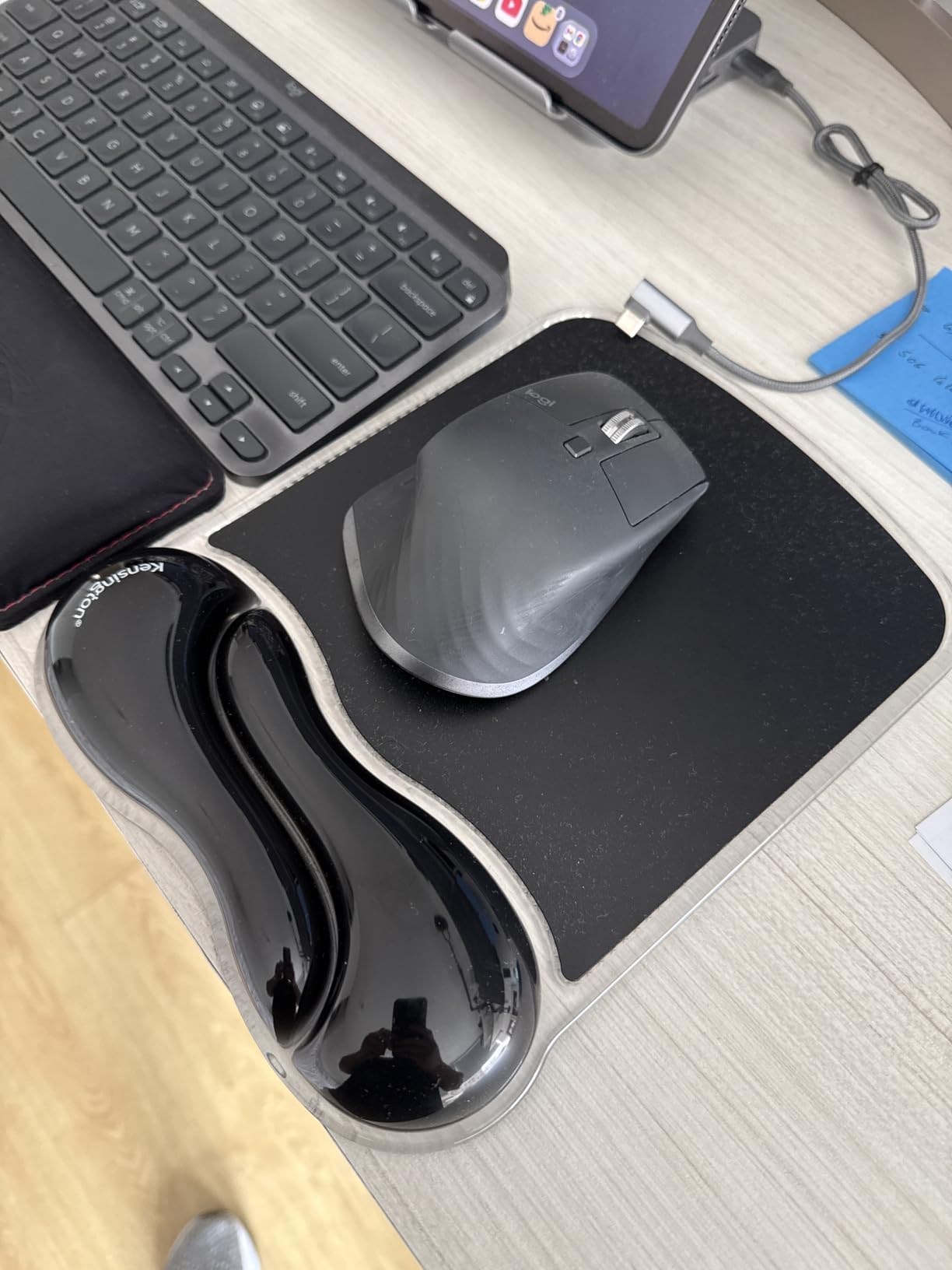 Kensington Duo Gel Wave Mouse Pad with Wrist Rest K62413WW, Black customer photo 1