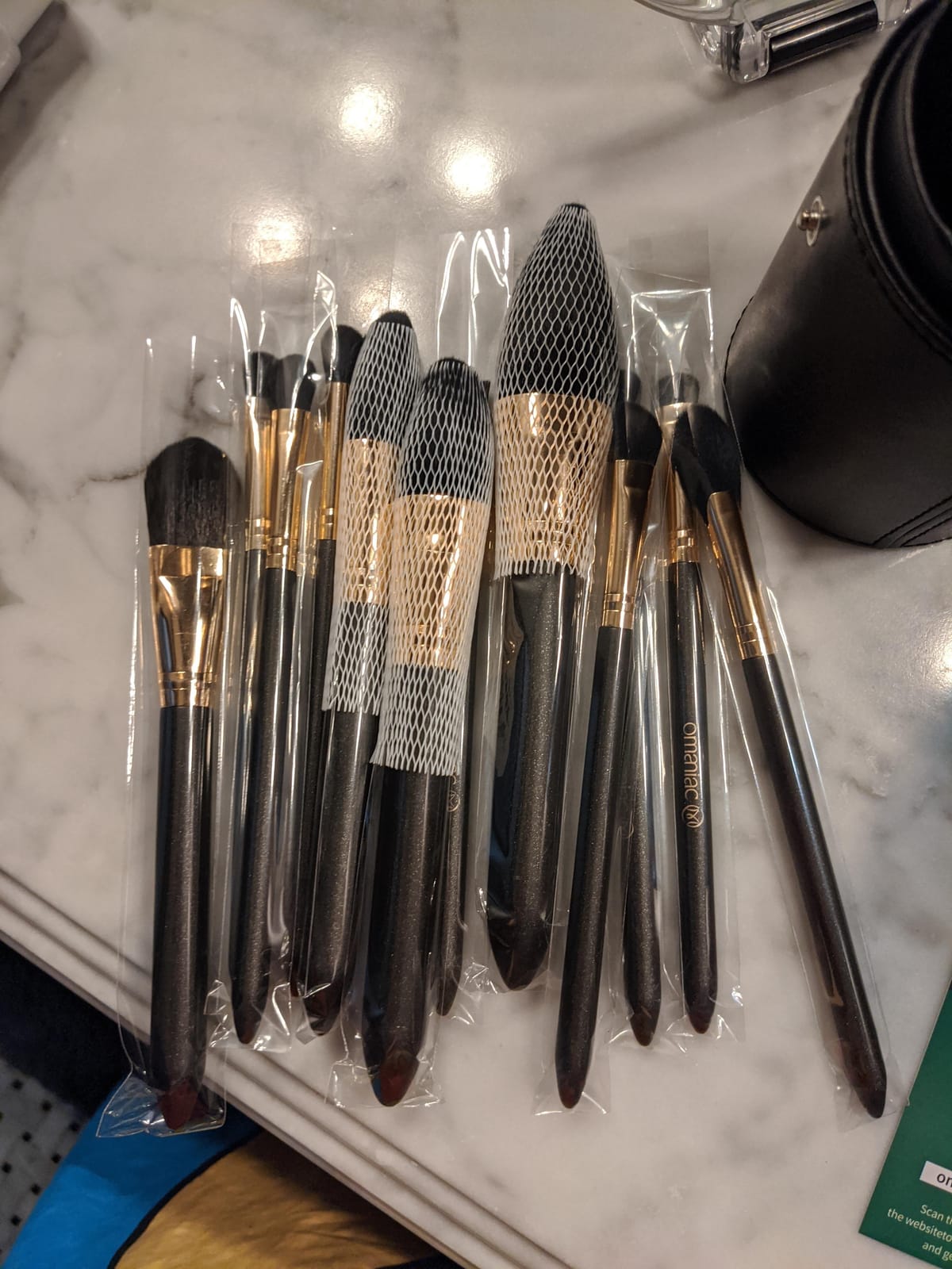 OMANIAC Makeup Brush Set Professional, 12 Pearlescent Wood Handle Makeup Brushes, Premium Cruelty-Free Synthetic Fiber Hair, Travel Make up Brushes Set with Case (White). customer photo 1