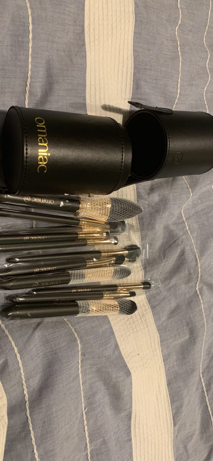 OMANIAC Makeup Brush Set Professional, 12 Pearlescent Wood Handle Makeup Brushes, Premium Cruelty-Free Synthetic Fiber Hair, Travel Make up Brushes Set with Case (White). customer photo 2
