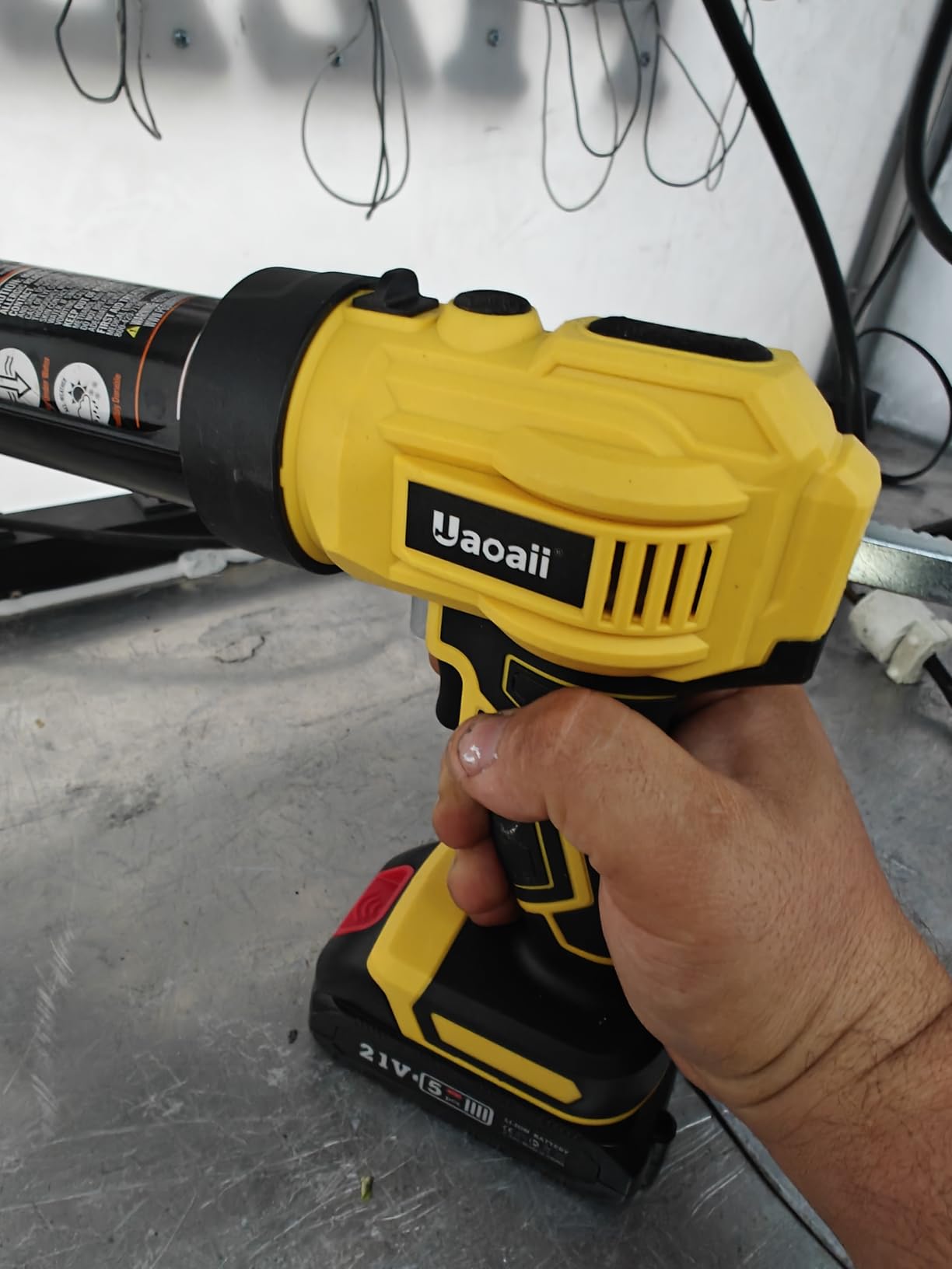 Electric Caulking Gun, Cordless Caulk Gun with 2x 2.0Ah Batteries customer photo 2