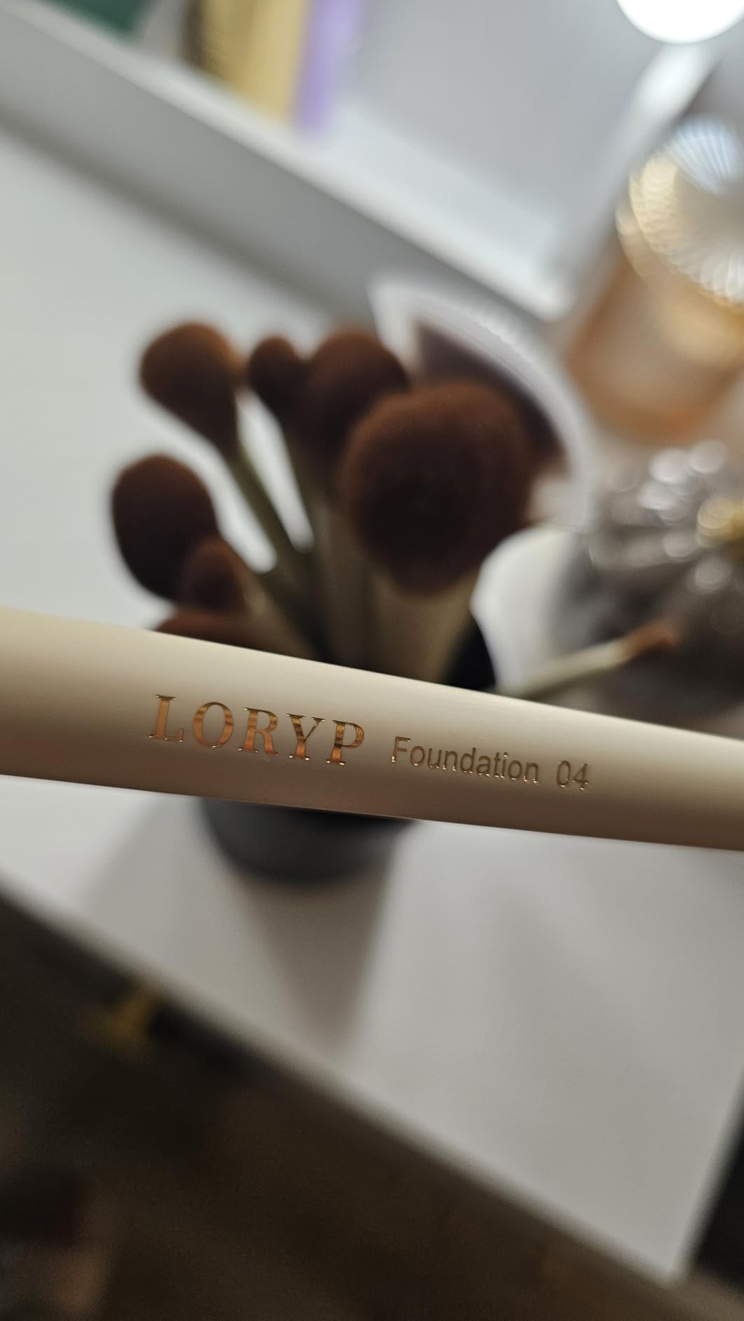 LORYP 18 Piece Makeup Brushes Set Labeled Face and Eye Brush Set Complete with Foundation, Concealer, Contour, Blending, Blush, Eyeshadow Brushes with Travel Holder Case customer photo 1