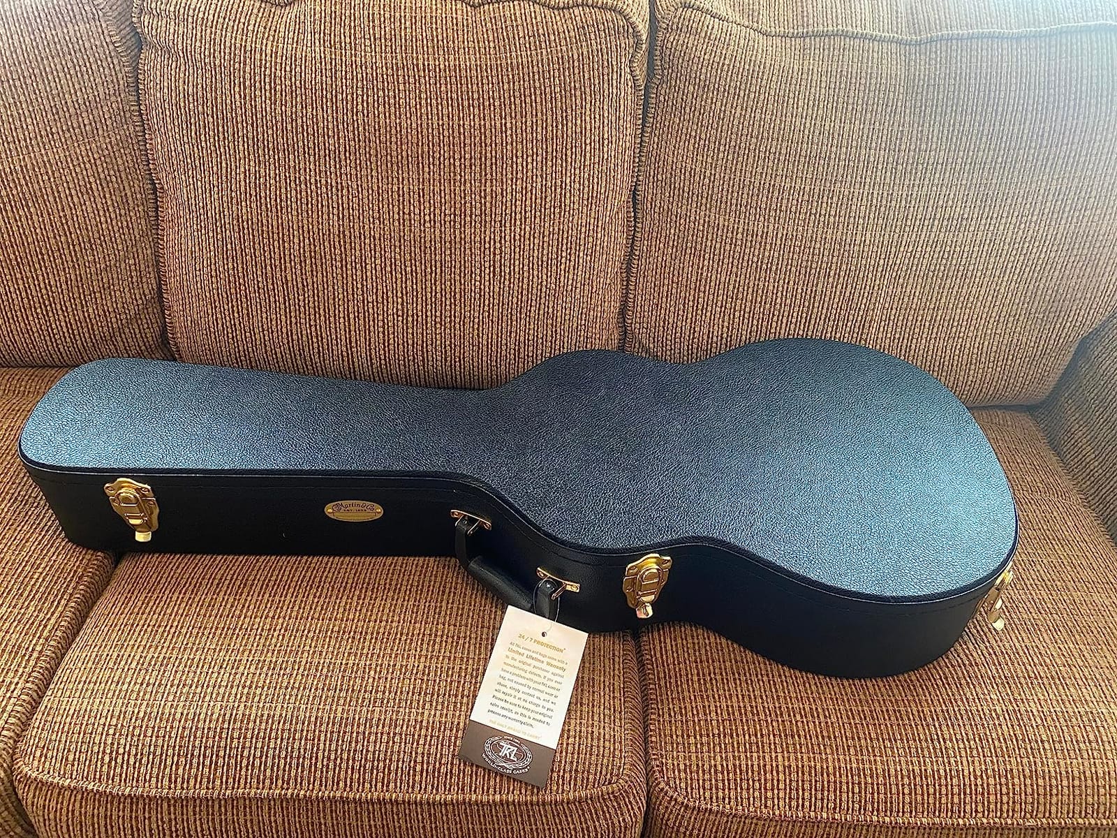 MARTIN Molded Hardshell Case – Dreadnought 14-Fret | Black Exterior with Plush Green Interior | Form-Fit Protection with Locking Hardware customer photo 2